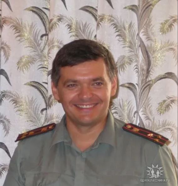 Чиновника мэрии задержали за схему с жильём для детей сирот Раньше он был судьёй ФСБ задержала начальника отдела закупок и контроля за использованием жилых помещений департамента соцполитики мэрии Новосибирска Юрия Двойцева фото 2008 года Его обвиняют в злоупотреблении полномочиями ч 3 ст 285 УК РФ на посту ответственном за закуп квартир для детей сирот По версии следствия в 2025 году Двойцев сначала купил 3 квартиры а затем перепродал их мэрии втридорога на аукционе который сам контролировал Выхлоп 5 млн рублей Чуть позже летом он якобы помог некой строительной компании втюхать мэрии по завышенным ценам 15 квартир для детей сирот Выхлоп 18 3 млн рублей Подельниками Двойцева в схеме идут его подчиненный сотрудник отдела и представитель строительной компании Юрий Двойцев бывший судья Он начал карьеру в военном суде Юргинского гарнизона в 1998 году где в итоге дослужился до председателя В 2006 году перешел на работу в Западно Сибирский окружной военный суд Ушел в отставку в 2020 году Непосредственным начальником Двойцева в мэрии является глава управления по демографической политике входящего в структуру департамента соцполтики Александр Лаухин Небезызвестный в Следственном комитете человек раньше он долгое время возглавлял Железнодорожный следственный отдел Обновлено Mash Siberia пишет что по уголовному делу проходят эксперт отдела закупок Елена Дебцова и сотрудник ООО СЗ Магнолия из структуры Расцветай Речь идёт о покупке 15 квартир в ЖК Сосновый бор в Кудряшовском сельсовете
