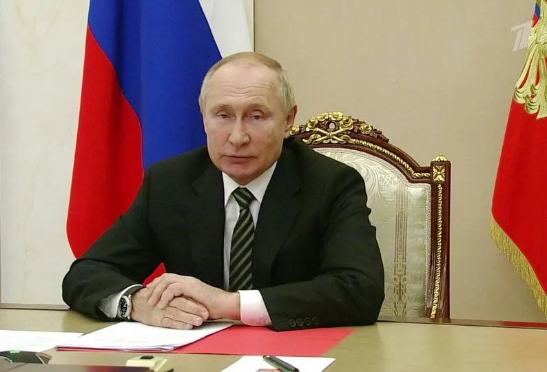 Владимир Путин подписал закон согласно которому госслужащие должны предоставлять сведения об ОБЩЕМ доходе своем супруги и несовершеннолетних детей а не о доходе каждого члена семьи по отдельности Другие законы утвержденные президентом РФ Супруги погибших участников СВО и ополченцев Донбасса смогут бесплатно поступить в вуз О предоставлении гражданам принимавшим участие в выполнении задач в условиях мобилизации военного положения или в военное время преимущественного права на оставление на работе при сокращении штата О праве для двух родственников сотрудника Росгвардии в случае его тяжелого ранения бесплатно доехать до места лечение и вернуться обратно О полном госфинансировании отечественных мультфильмов для детей Об освобождении от НДС услуг по бесплатной догазификации