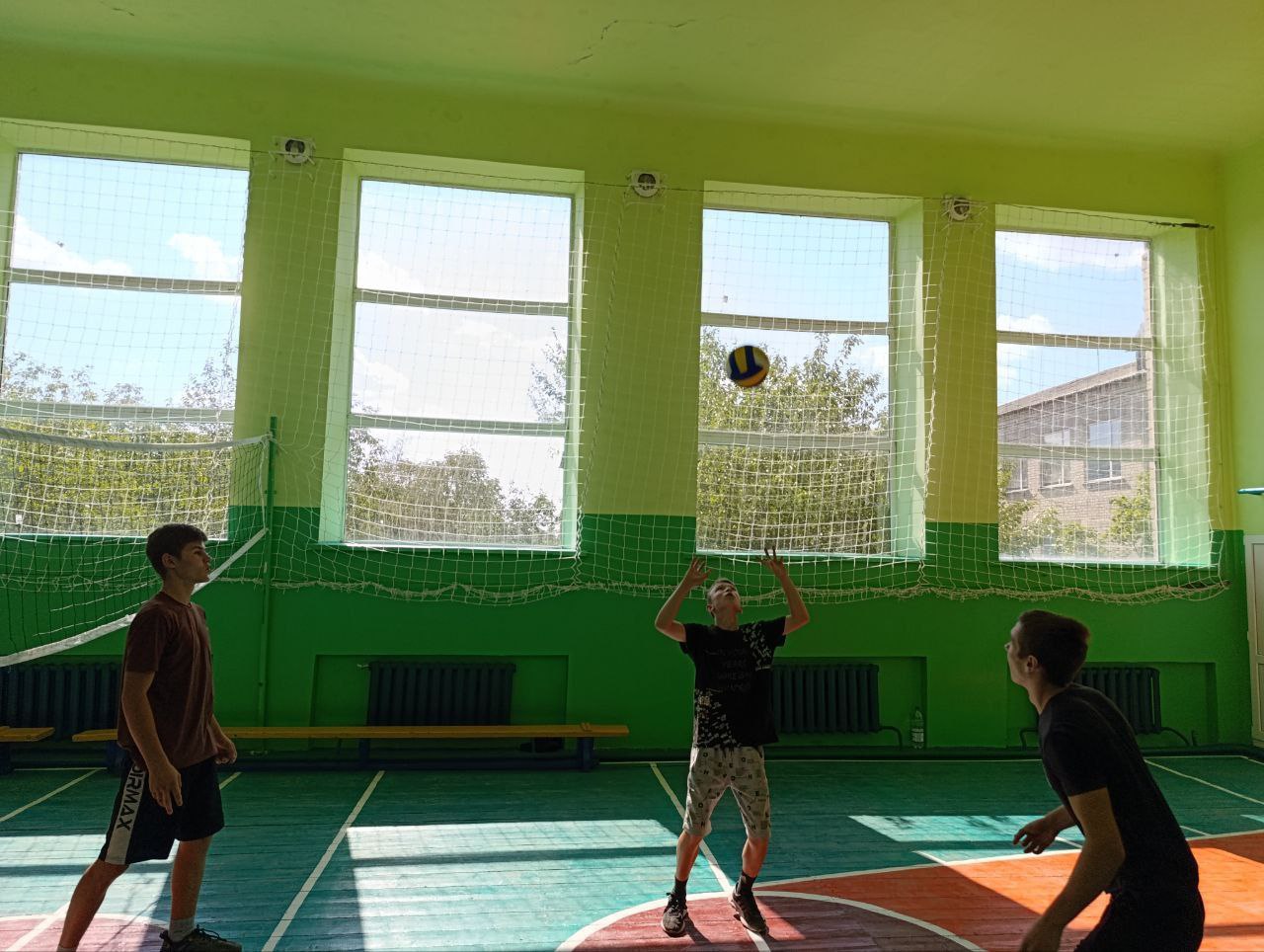 В Горностаевском округе состоялось открытие турнира по волейболу среди любителей, посвященный Году защитника Отечества!    Отдел спорта администрации Горностаевского муниципального округа организовал турнир по волейболу среди любителей, посвященный Году защитника Отечества!    В первой игре турнира сошлись команды  с.Константиновка и с. Ольгино.   Никого не оставили равнодушными азарт и упорство, с которым ребята боролись за победу в игре. Команды достойно сыграли каждую партию и сильнейшие продемонстрировали свою собранность и мастерство игры.    В турнире применяется трёхсетовый формат игры; победу в первом сете одержала команда с.Константиновка во втором команда с.Ольгино. Третий решающий сет выиграла команда с. Константиновка. Свою первую победу в турнире команда с. Константиновки посвятили Дню физкультурника.    Выражаем благодарность Горностаевскому местному отделению партии «Единая Россия» за содействие в организации турнира.     Дорогие участники! Вы показали невероятную игру, сплоченность и стремление к победе. Пусть этот успех станет началом новых свершений и достижений. Желаем вам крепкого здоровья, новых побед и ярких эмоций!