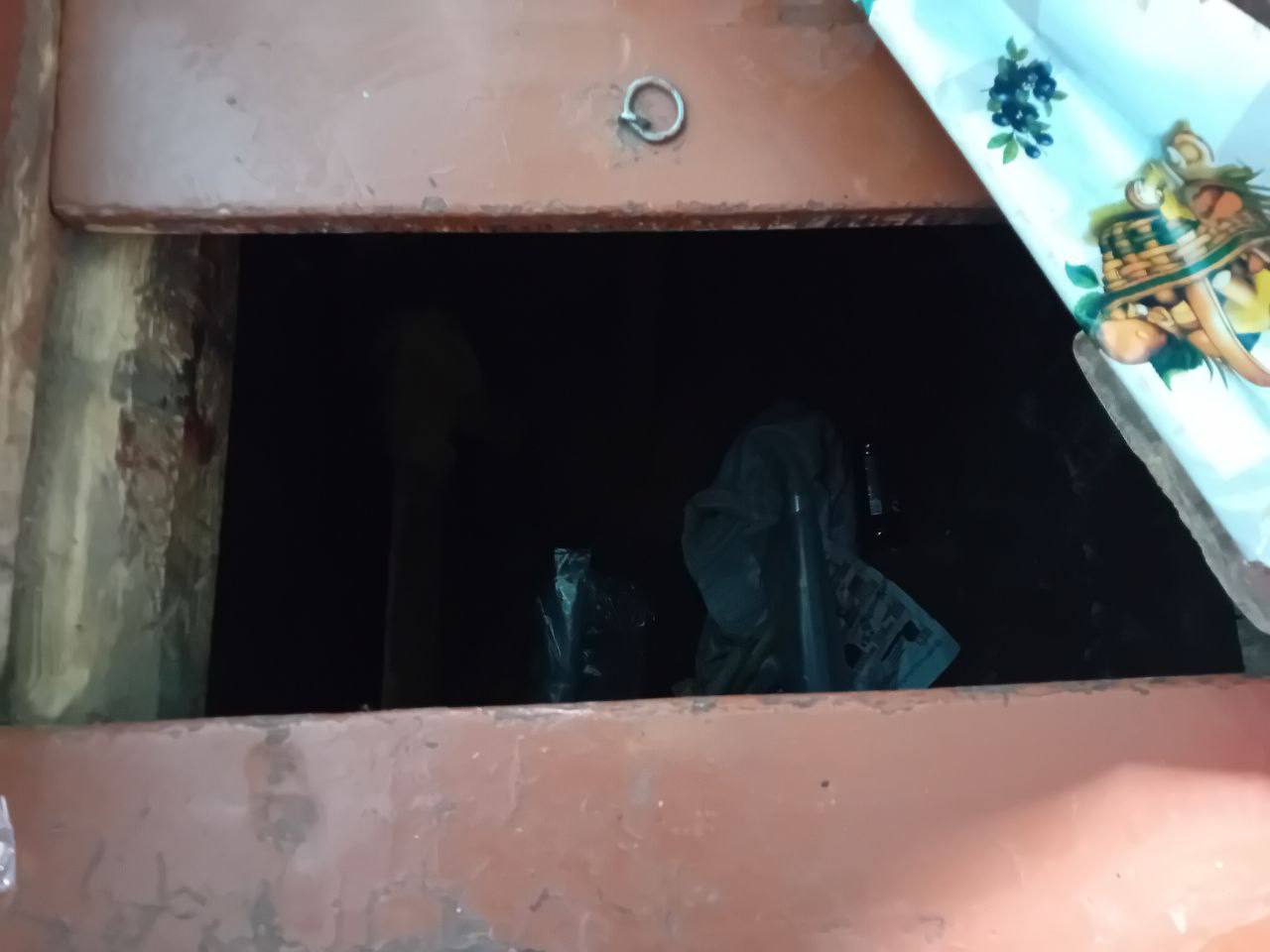 Мужчина и двое подростков заперли человека в подполье, чтобы обокрасть его соседей Все произошло в Закаменском районе. Мужчина и двое подростков напились и решили пойти на преступление. Они отправились в село Хамней и приметили там пустующий дом. В ночь компания залезла внутрь, чтобы обокрасть хозяев. Но их заметил пожилой сосед. Он стал кричать, чтобы привлечь внимание к воришкам. Тогда они избили мужчину, обокрали его и силой затолкали в подполье, подперев крышку кухонным столом. Когда сосед был обезврежен, компания вернулась в дом и похитила там все ценные вещи. Затем они разлили по полу и бензин и подожгли жилище. Тем временем, мужчина выбрался из подполья и вызвал полицию. Воришек удалось задержать по горячим следам. Сейчас следователи устанавливают все обстоятельства инцидента. Двум подросткам и их предводителю грозит «уголовка» по статье 127 УК РФ – незаконное лишение человека свободы, совершенное группой лиц по предварительному сговору.