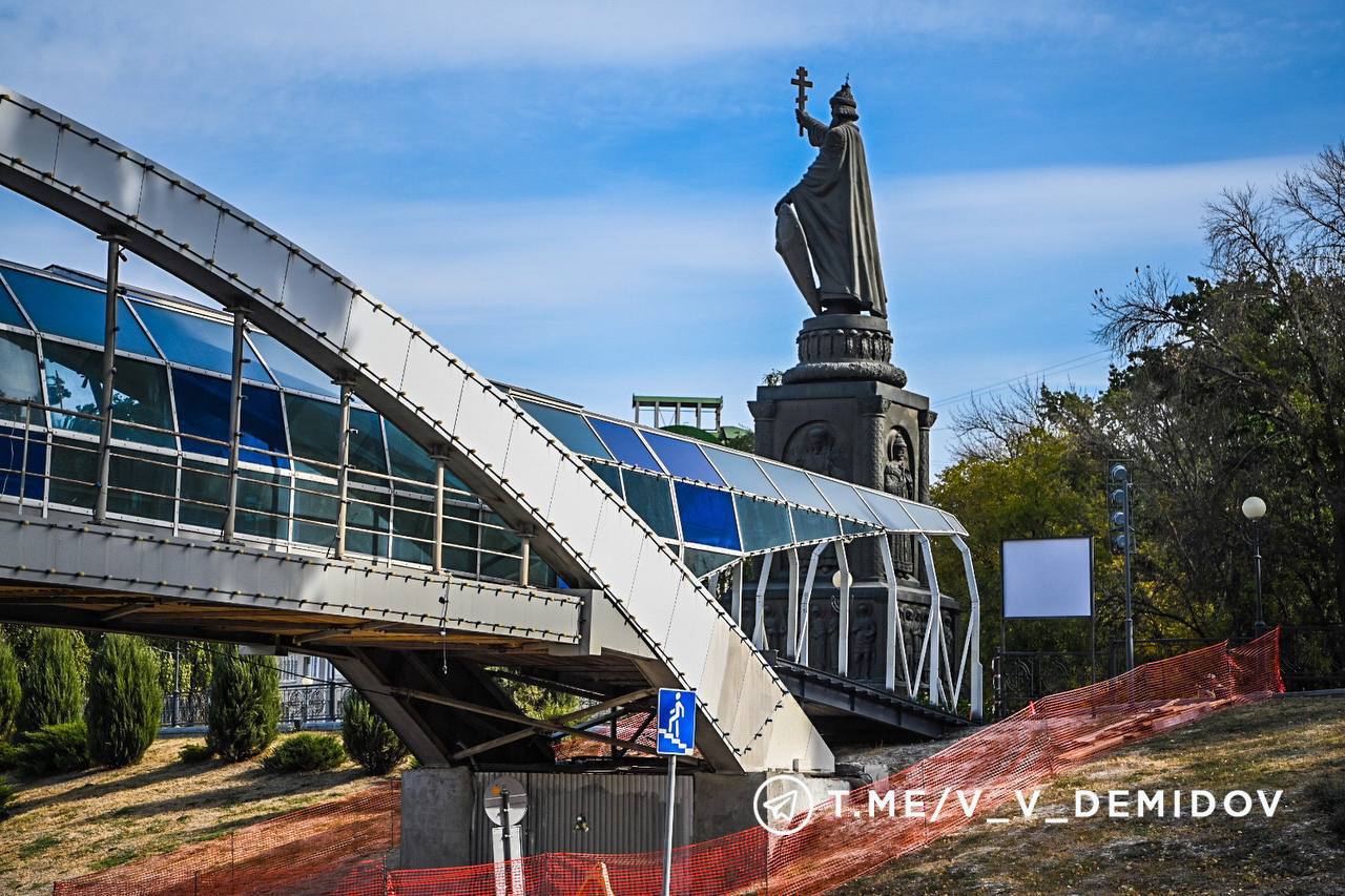 В Белгороде на 70% завершили ремонт надземного перехода к памятнику Князю Владимиру  В планах также отремонтировать лестничные марши, ограждения и опоры конструкции, сообщил мэр Белгорода Валентин Демидов.  Строители почти завершили армировку конструкции – с 7 октября её начнут заливать бетоном для формирования основы под покрытие. Его выполнят из многослойных полимерных материалов. Всего обновят около 95 кв. м.  «Как я уже рассказывал, это первый ремонт с момента строительства. Общий объём финансирования более 7,6 млн рублей. Движение для пешеходов планируем открыть после завершения ремонта в конце октября», – отметил градоначальник.