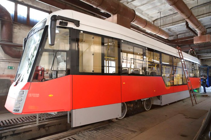 Два новых трамвая появятся в Иркутске В МУП Иркутскгортранс поступили два новых кузова У данной модели КТМ 71 605 переменный уровень пола Это необходимо для комфорта людей с ограниченными возможностями родителей с колясками и пенсионеров Выход трамваев на линию ожидается после Нового года в Иркутск приедут представители завода проведут технологическое подключение и пусконаладочные работы После этого трамваи пройдут техосмотр и обкатку по всем маршрутам порядка 50 70 километров