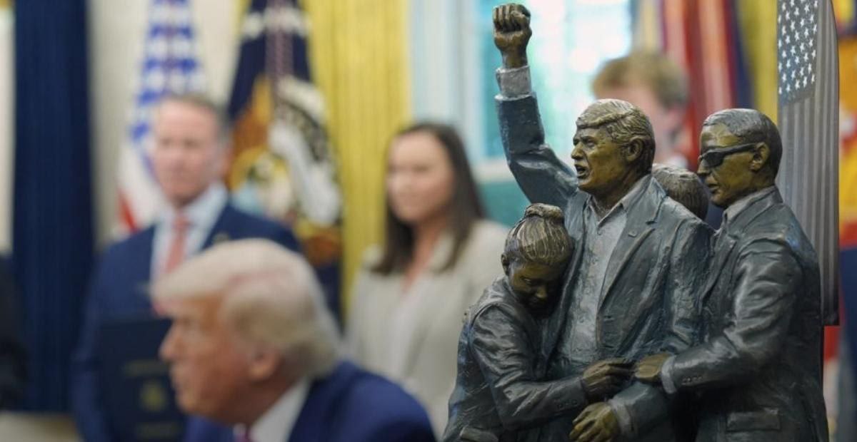 Бронзовая статуэтка, изображающая Дональда Трампа во время покушения в 2024 году, появилась в Овальном кабинете, сообщает Fox News.