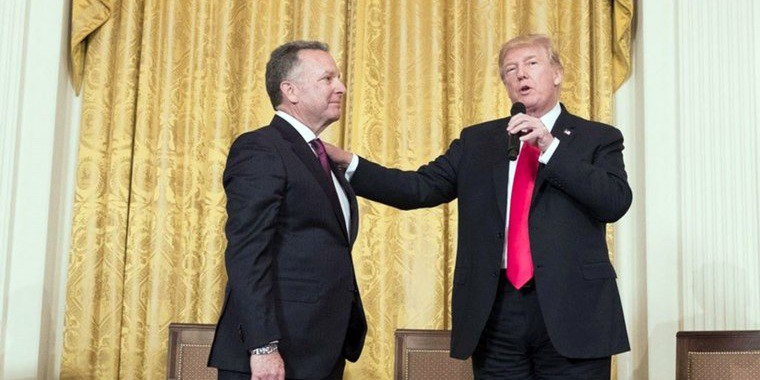 Путин принимает в Кремле спецпосланника президента США Уиткоффа, сообщили в Кремле. То, что не выгнали из Кремля посланника позитив. Заработает тот, кто «поймает» наиболее точный сигнал. Когда был главой ФРС Алан Гринспен изучали как он идет по коридору и как часто моргает. По частоте морганий можно было сделать вывод, что он сделает со ставкой. А тут задача по морганиям Уиткоффа определить, что скажет вечером Трамп о России. __________________________________  Я думаю, что хорошее скажет вечером о России. Стал бы он гонять посланника, если бы не было предварительных договоренностей. Президент США Дональд Трамп может отказаться от введения 100-процентных пошлин против стран, закупающих энергоносители у России, сообщает агентство Bloomberg.