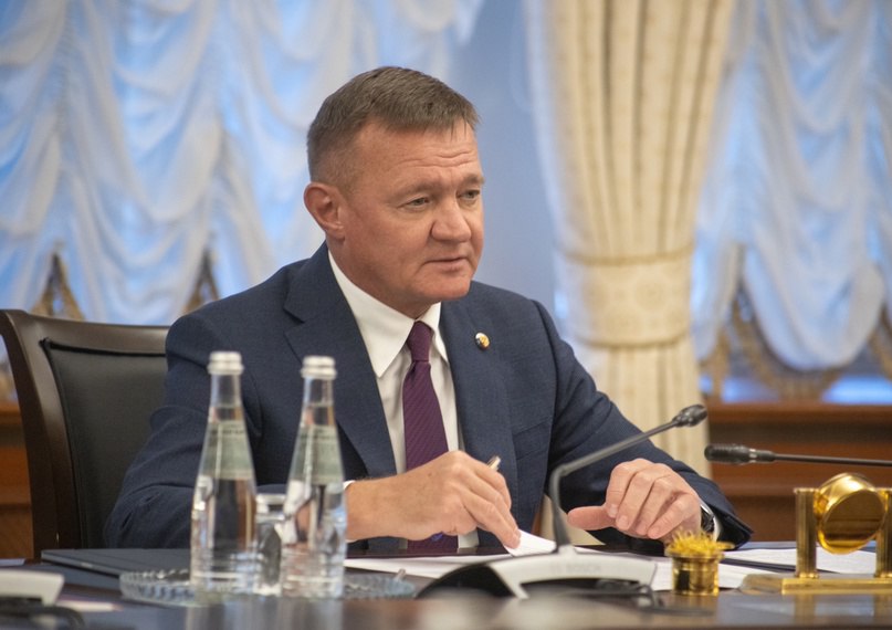 Министерство транспорта РФ VK Роман Старовойт провел рабочую встречу с врио губернатора Курской области Александром Хинштейном Как поддерживается авиагавань в период закрытия сообщения по воздуху? Какие дороги ремонтируются и на какие средства будет продолжаться эта работа? А также о проектах Курской области в части общественного и железнодорожного транспорта, которые реализуются при федеральной поддержке. Читайте в нашем материале о поддержке приграничной Курской области.