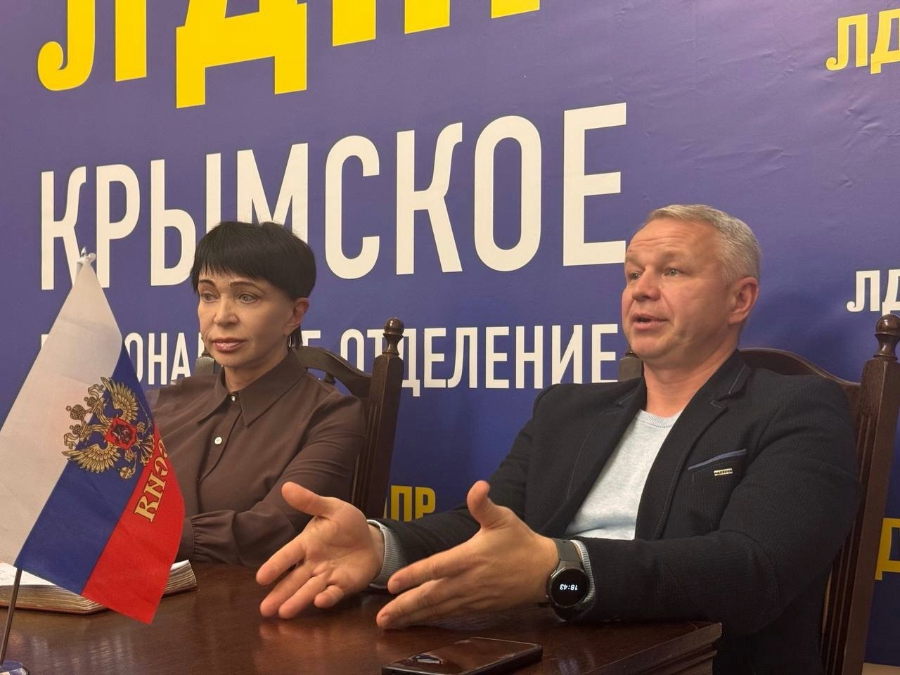 Бездомные животные проблема вышедшая за рамки морально этической Одной из самых сложных и эмоционально заряженных тем по словам депутатов остается ситуация с безнадзорными животными Общество разделилось практически 50 на 50 отметил в ходе пресс конференции зампредседателя Комитета ГС РК по экологии и природным ресурсам Юрий Юрьев и когда случаются трагедии с человеческими жертвами мы как правозащитники обязаны вставать на защиту людей Светлана Шабельникова углубилась в корень проблемы связав ее с федеральным законом 498 Об ответственном обращении с животными который по ее мнению был принят без подготовки необходимой материальной базы В Крыму порядка 20 тысяч бездомных собак а приютов всего на 300 мест привела цифры парламентарий Принятая методика ОСВВ отлов стерилизация вакцинация возврат зачастую лишь временно решает вопрос после чего животные снова оказываются на улице а жалобы на покусы продолжаются Председатель профильного Комитета ГС РК подчеркнула что проблема приобрела новое опасное измерение Сегодня она обострилась из за миграции безнадзорных животных с территорий Херсонской и Запорожской областей где ветеринарные службы не функционируют в полном объеме Это привело к росту заболеваемости бешенством среди животных на 30 Теперь это не только морально этический но и серьезный эпидемиологический вопрос