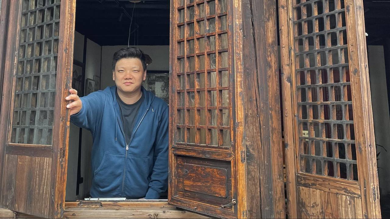 Китайский эксперт сравнил российский мессенджер MAX с WeChat Хэнлун Чжао сооснователь IT компании Рулла сравнил в колонке Ведомостей российский мессенджер MAX с китайским WeChat и выделил его преимущества По словам эксперта приложение демонстрирует рекордный рост за несколько месяцев после запуска в MAX зарегистрировался каждый четвёртый россиянин Интерфейс с папками для чатов редактированием сообщений и быстрыми реакциями Чжао считает более современным чем у WeChat Отдельно он отметил качество звонков в Китае WeChat фактически заменил мобильную связь а MAX обеспечивает сопоставимый уровень благодаря более чем 2500 медиасерверам в России и технологиям DRed и NoLACE Схожесть обеих платформ Чжао видит в ориентации на интеграцию с госуслугами и бизнес сервисами Идея в том чтобы дать пользователю универсальный цифровой инструмент для доступа ко всем услугам от финансов и медицины до повседневных сервисов   www iphones ru 1339315 новости iphonesru