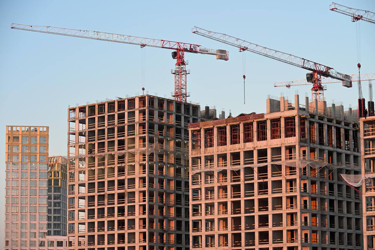 Цены на новостройки в России могут резко вырасти в 2027 году предупредили аналитики Дом РФ Отмечается что дисбаланс спроса и предложения усилится после того как застройщики сократили число запусков в 2025 году По прогнозу госкорпорации ввод новых объектов в эксплуатацию может снизиться с 47 48 млн м2 до 40 43 млн м2 что ограничит выбор проектов у застройщиков в момент оживления спроса К ключевым рискам эксперты относят более медленное чем ожидает рынок снижение ключевой ставки это способно вызвать задержки строительства реструктуризацию кредитов застройщиков и передачу контроля над проектами Сергей Ермохин ДП Подписаться на ДП в Telegram MAX