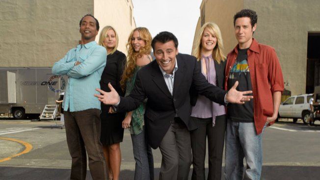 Канал NBC выложил на YouTube восемь последних эпизодов проекта Джоуи который стал спин оффом сериала Друзья Шоу было закрыто в 2006 году и его финальные серии не выходили в эфир в США Кадр из спин оффа сериала Друзья проекта Джоуи