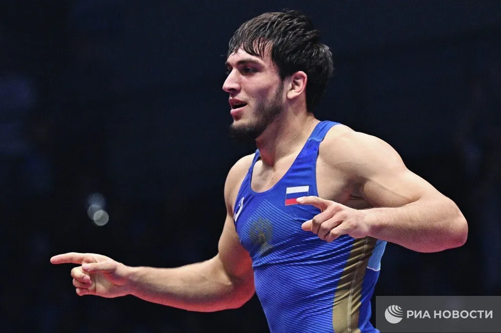 Кадиев завоевал золото на чемпионате Европы по вольной борьбе в категории до 86 килограммов В решающей схватке российский боец победил бронзового призера чемпионатов мира и Европы Арсения Джиоева представляющего Азербайджан Подписывайтесь на РИА Новости Спорт в Mакс