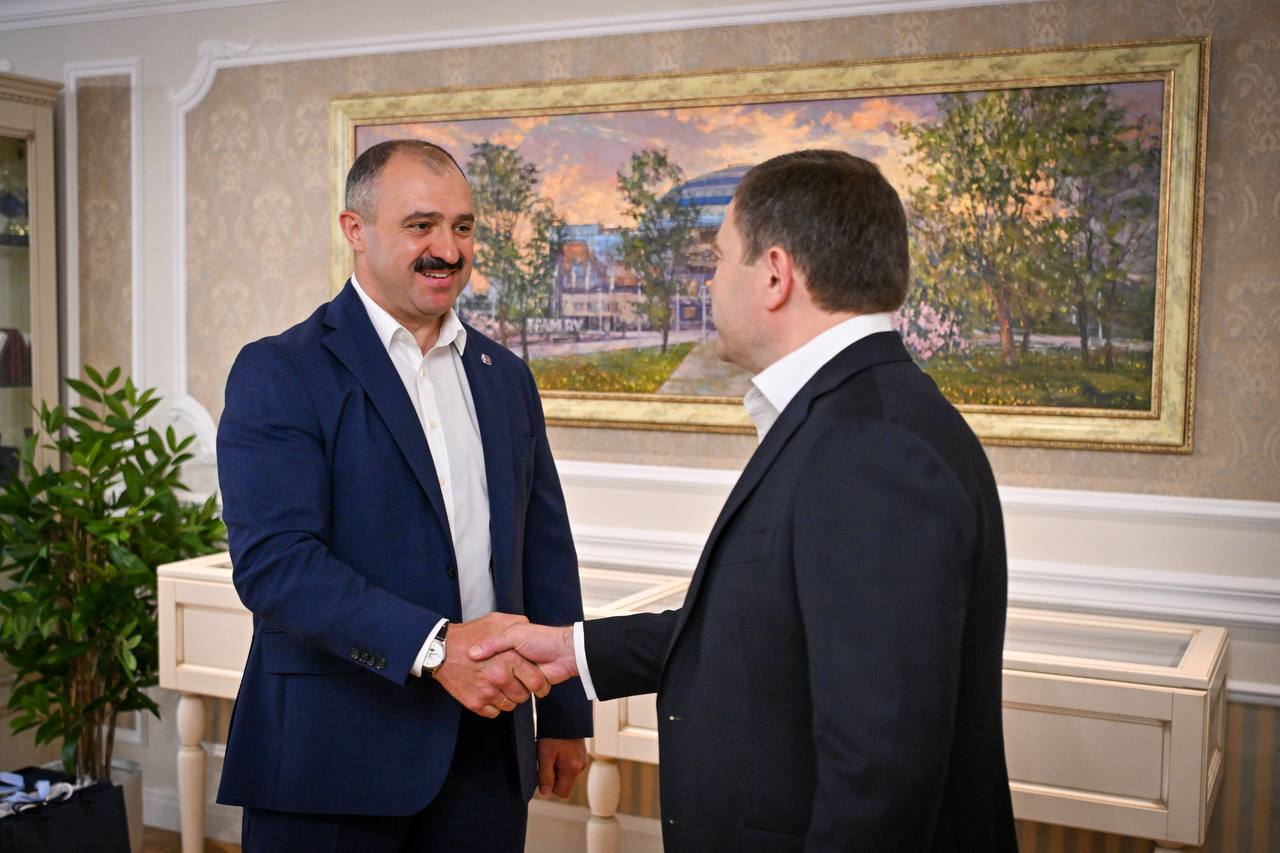 Президент НОК Беларуси Виктор Лукашенко провел рабочую встречу с Вице-президентом Олимпийского комитета России, главой Всероссийской федерации легкой атлетики, председателем ПАО "Банк ПСБ" Петром Фрадковым "Хочу выразить слова благодарности российской стороне. Совместные турниры, проведение сборов, использование спортивной инфраструктуры очень помогают нашим легкоатлетам оставаться в хорошей форме. В других видах спорта у нас также стабильное взаимодействие. Мы настолько сблизились в спортивной сфере, отлично понимаем друг друга, куда двигаться, нет языковых барьеров, и ментально мы те же люди — это все тоже хорошо и очень важно. Теперь общими усилиями мы можем продолжать наш путь на мировую арену. Соревнуясь на таких крупных турнирах, как Кубок сильнейших, белорусские и российские атлеты будут готовы оказать достойную конкуренцию и на других соревнованиях, когда будут открыты международные ворота для легкой атлетики," — отметил Виктор Лукашенко. Петр Фрадков поблагодарил белорусскую сторону за радушный и теплый прием в Бресте российской делегации. "С главой Белорусской федерации легкой атлетики Иваном Тихоном ранее договорились, что лучшие спортсмены примут участие в Кубке сильнейших в Бресте. Спасибо и спортивному руководству Беларуси. Вы активно поддерживаете совместные турниры российских и белорусских спортсменов. Глава Олимпийского комитета России и Министр спорта Российской Федерации Михаил Дегтярев попросил передать приветственные слова и поблагодарить за такой теплый прием нашей команды. России и Беларуси надо продолжать развивать сотрудничество в спорте и других сферах, поддерживать друг друга", — сказал Петр Фрадков. Напоминаем, сегодня в Бресте стартовал Кубок сильнейших спортсменов по легкой атлетике. Участие в нем принимают ведущие атлеты Беларуси и России.