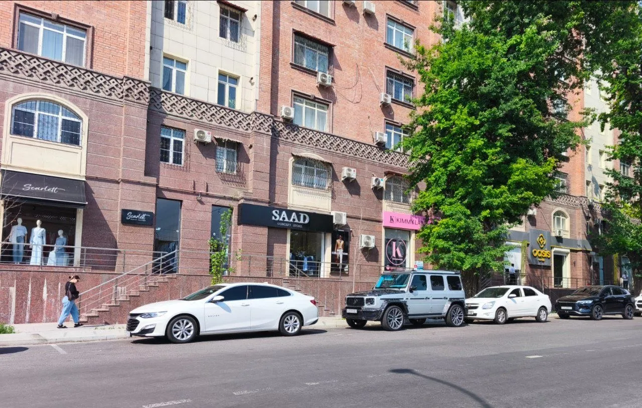 В Узбекистане предлагают пересмотреть порядок размещения наружной рекламы в пользу предпринимателей Документ должен устранить спорные моменты и пробелы в законодательстве из за которых у предпринимателей возникали сложности с оформлением вывесок и наружной информации В проекте предлагается чётко разделить понятия наружная реклама вывеска информационный указатель табличка объявление и другие виды внешней информации Отдельно подчёркивается обычные вывески с названием объекта и видом деятельности не будут считаться рекламой Например Аптека Парикмахерская Супермаркет Национальная кухня АЗС такие обозначения предлагается не относить к рекламным объектам а значит предпринимателям не потребуется оформлять паспорт рекламы и оплачивать дополнительные разрешения   При этом рекламой по прежнему будет считаться информация направленная на продвижение товара или услуги для получения прибыли Подписаться на канал Узбекистан Online