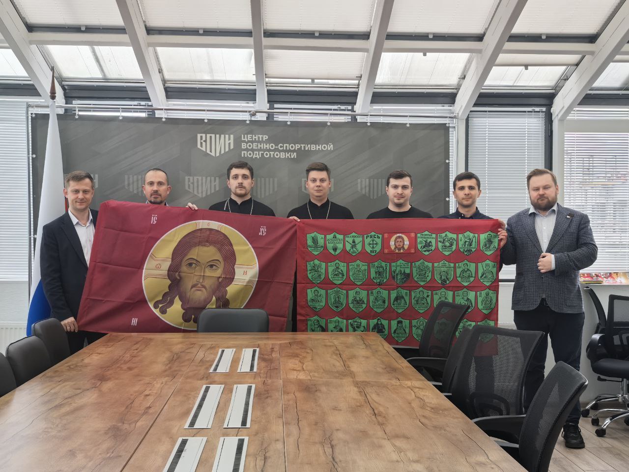 Сотрудничество в деле воспитания молодежи: Встреча представителей Военного отдела и центра «ВОИН» 11 июня состоялась рабочая встреча представителей Синодального отдела по взаимодействию с Вооруженными Силами и правоохранительными органами и руководства Центра военно-спортивной подготовки и патриотического воспитания молодежи «ВОИН». Со стороны Синодального отдела во встрече приняли участие ответственный за взаимодействие с молодежными патриотическими организациями и военными клубами иерей Филипп Бахтин и руководитель Информационной службы Отдела иерей Георгий Шабалов. Ключевой темой встречи стало определение возможных направлений и форматов совместной работы в деле духовного, нравственного и патриотического воспитания подрастающего поколения. В частности, были рассмотрены вопросы духовного окормления воспитанников центра «ВОИН», участия военных священников в работе патриотических лагерей, а также проведения бесед, посвященных служению и подвигам военного духовенства в зоне специальной военной операции. Отдельное внимание было уделено перспективам организации совместных мероприятий, мастер-классов и участия в профильных конференциях и форумах. Соработничество Церкви и подобных военно-патриотических центров имеет огромное значение для воспитания нового поколения защитников Отечества, сильных не только телом, но и духом, имеющих твердые нравственные основы и любящих свою Родину. Военный отдел Московского Патриархата