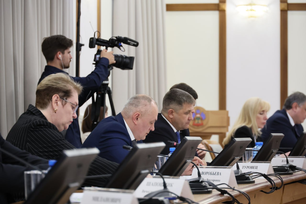 Вениамин Кондратьев: Каждое обращение жителей должно быть отработано, каждое поручение – выполнено четко в срок Такую задачу поставил глава региона на совещании по вопросу контроля за выполнением поручений. – Все мои поручения основаны на проблемах жителей. Я регулярно выезжаю в районы, провожу встречи с людьми, «Прямые линии» в ходе которых они обращаются с насущными просьбами и ждут помощи. Каждое обращение должно быть отработано, каждое поручение – выполнено четко в срок. Формализм в работе недопустим, – сказал Вениамин Кондратьев.