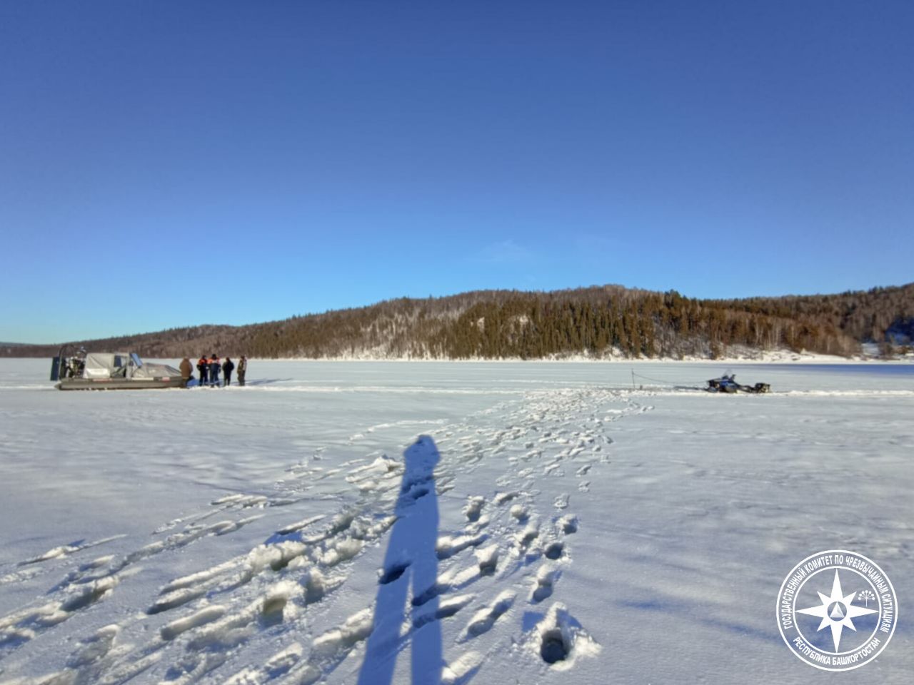 Опасные приключения на льду  Выезд на лед в любую погоду всегда несет в себе определенные риски, а особенно когда температура держится около 0.  К сожалению, несмотря на предупреждения и правила безопасности, всегда находятся те, кто пренебрегает здравым смыслом.   Сегодня в Караидельском районе, недалеко от деревни Байряшка, произошел инцидент, который мог закончиться плачевно. Четыре человека — трое мужчин и подросток — выехали на лед Павловского водохранилища на снегоходе и квадроцикле.   Как и следовало ожидать, лед не выдержал веса техники, и транспортные средства начали уходить под воду. К счастью, никто из людей не пострадал, что можно считать настоящим везением в данной ситуации.    На место происшествия  были направлены спасатели Госкомитета РБ по ЧС.   Хотя в этот раз все обошлось без жертв, подобные ситуации могут иметь серьезные последствия, включая травмы и даже гибель.   Спасатели напоминают всем гражданам о необходимости быть осторожными на льду и не рисковать своей жизнью и здоровьем.