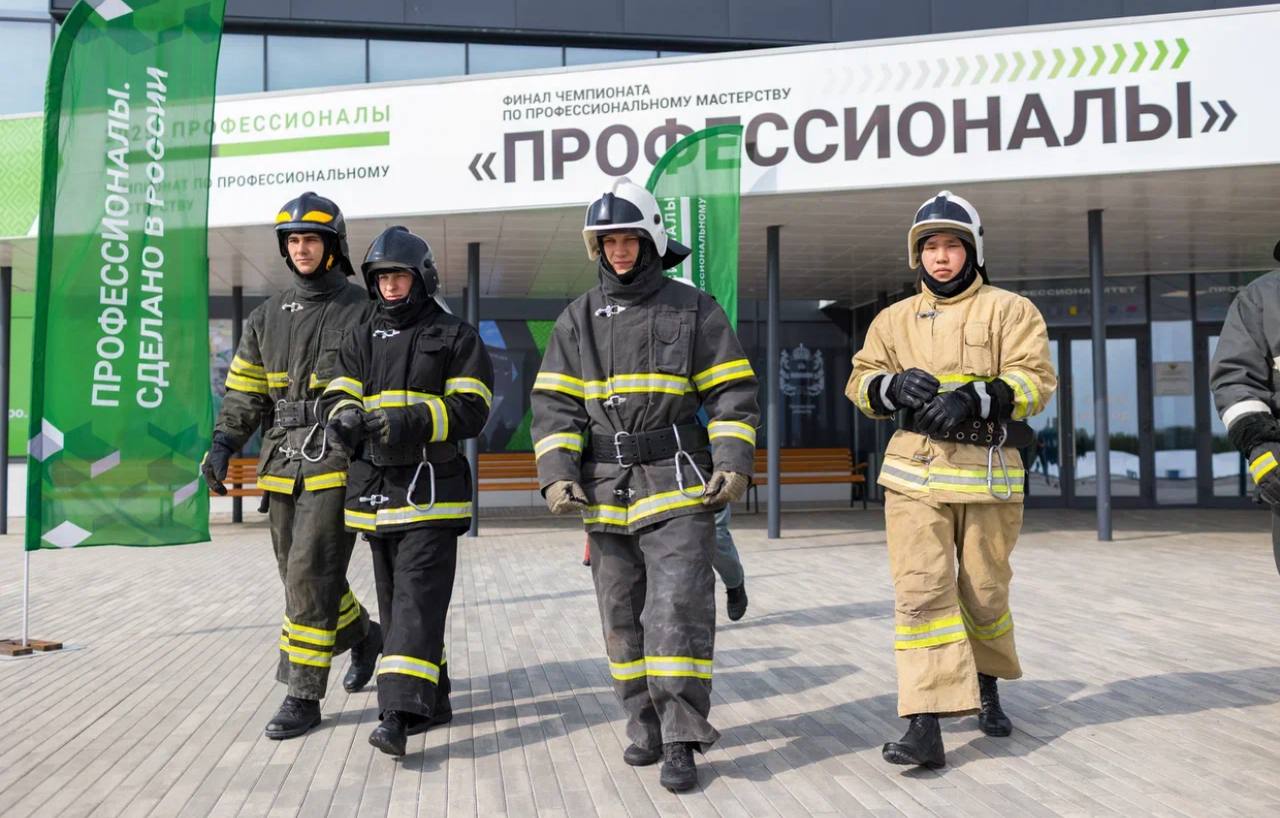 Профессиональные итоги 2025   Заместитель Председателя Правительства России Дмитрий Чернышенко и министр просвещения РФ Сергей Кравцов представили итоги чемпионатного цикла Всероссийского чемпионатного движения по профессиональному мастерству Профессионалы за 2025 год В его экосистему входят чемпионат Профессионалы и Чемпионат высоких технологий которые третий год подряд проводятся в России Дмитрий Чернышенко заместитель Председателя Правительства России На заседании Государственного Совета посвященном вопросам подготовки кадров для экономики Российской Федерации Президент Владимир Владимирович Путин подчеркнул что нужно продолжать работу по повышению качества подготовки в системе профессионального образования Важный инструмент в ее решении Всероссийское чемпионатное движение Профессионалы которое развивается в рамках нацпроекта Молодежь и дети За прошлый год число работодателей активно вовлеченных в это движение превысило 7 6 тысячи Именно они определяют наиболее актуальные компетенции для соревнований формируют задания помогают синхронизировать систему образования с запросом реального сектора экономики Востребованность чемпионатного движения выражается и в постоянно растущем количестве его участников Итоги чемпионатного цикла 2025 года В мероприятиях движения приняли участие более 1 13 млн человек Участниками финалов стали более 54 5 тыс человек Число работодателей партнеров превысило 7 6 тыс Соревнования по профессиональному мастерству  Самые масштабные в России  В перечень вошла 281 компетенция востребованная реальным сектором экономики  Финалисты соревновались по 64 компетенциям  Финалы впервые прошли в трех городах 1  Нижний Новгород Креативные индустрии и ИТ 2  Калуга Промышленность 3  Санкт Петербург Образование Сервис Производство Инженерные технологии Общее число участников превысило 39 5 тыс человек Соревнования по высоким технологиям Формат опытно конструкторского бюро профессий будущего Финал прошел в Великом Новгороде в сентябре 2025 года Участников более 15 тыс Программа включала 15 инновационных компетенций связанных с национальной безопасностью и технологиями двойного назначения Сергей Кравцов министр просвещения РФ Итоги этого чемпионатного цикла отражают динамичное развитие системы среднего профессионального образования Для нас важно поддерживать проекты которые напрямую соединяют образовательный процесс с запросами экономики Такое взаимодействие способствует повышению качества подготовки специалистов и укреплению кадрового потенциала страны Помимо денежного вознаграждения победители и призеры получают стажировки и предложения о работе от ведущих работодателей страны Это наш вклад в обеспечение кадрового суверенитета России НОП