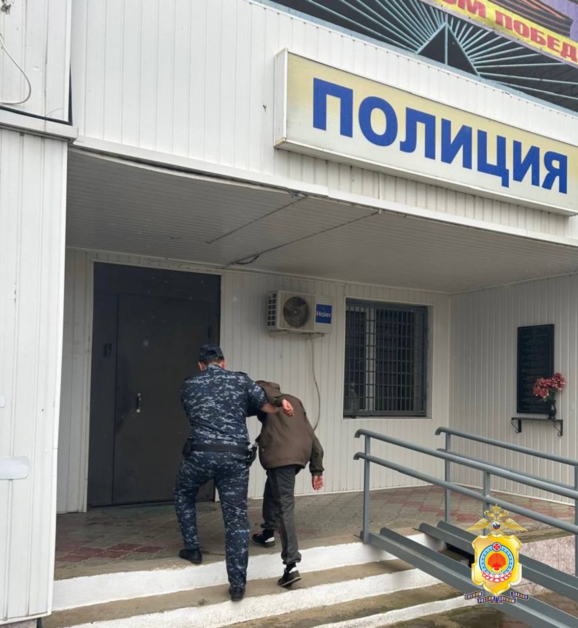 В Калмыкии задержан мужчина, скрывавшийся по подозрению в незаконной добыче водных биологических ресурсов Сотрудники участковых уполномоченных и уголовного розыска Черноземельского района задержали 35-летнего жителя Саратовской области, находившегося в федеральном розыске. Мужчина является подозреваемым в совершении преступления, предусмотренного статьёй 256 УК РФ. После возбуждения дела он скрылся, но теперь передан инициатору розыска. Фото: МВД Калмыкия Быть в курсе Прислать новость