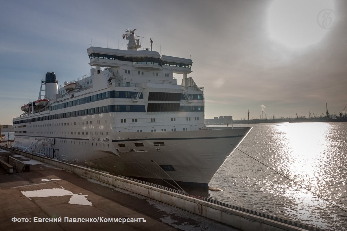 Ходивший из Европы в Петербург паром Princess Maria продали на лом Соединивший Санкт-Петербург с европейскими городами паром Princess Maria продали на лом. Об утилизации лайнера сообщило финское СМИ Moottori. Компания St. Peter Line приобрела судно в 2010 году и организовала круизы в Петербург из Хельсинки, Таллина и Стокгольма. В 2016 году новым владельцем стала итальянская компания Moby Lines, паром переименовали в Moby Dada. Спустя шесть лет лайнер отправился в сицилийский порт Мессина и в Россию уже не возвращался. Moby Lines весной этого года продала Princess Maria на утилизацию в Турцию. В свое время паром сделал доступными круизы по Балтике, стал одной из первых регулярных паромных линий.