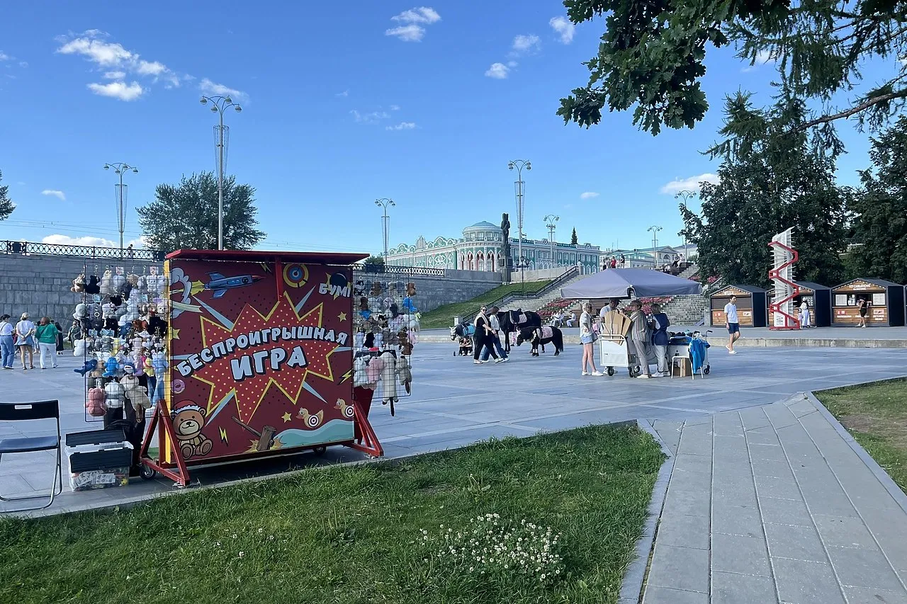 В Екатеринбурге хотят перенести дату празднования Дня города День города в Екатеринбурге может изменить дату празднования С инициативой перенести его с третьей субботы августа на первую выступил Музей истории Екатеринбурга предложение уже поддержала Общественная палата Как сообщил Сигнал Урал член палаты Сергей Федяков исторически город был основан 18 ноября 1723 года однако в 1987 году праздник перенесли на август Теперь предлагается отмечать его в первую субботу месяца Среди аргументов возможность дольше сохранять город в благоустроенном виде Обычно подготовку завершают ко Дню города а при переносе жители смогут дольше наслаждаться чистой и комфортной городской средой в летний период Инициатива уже направлена на рассмотрение в городскую думу Ранее тема переноса поднималась из за совпадения праздника с Успенским постом с таким предложением выступал архимандрит Гермоген Еремеев призывая учитывать традиции uralweb ru