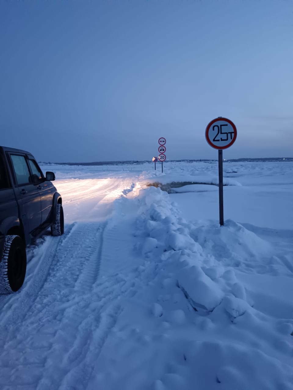 Грузоподъемность автозимника в Усть-Майском районе увеличена до 25 тонн  По информации МЧС России по Якутии, на сегодняшний день в республике функционирует 36 ледовых переправ, обеспечивающих важные транспортные связи между населенными пунктами.