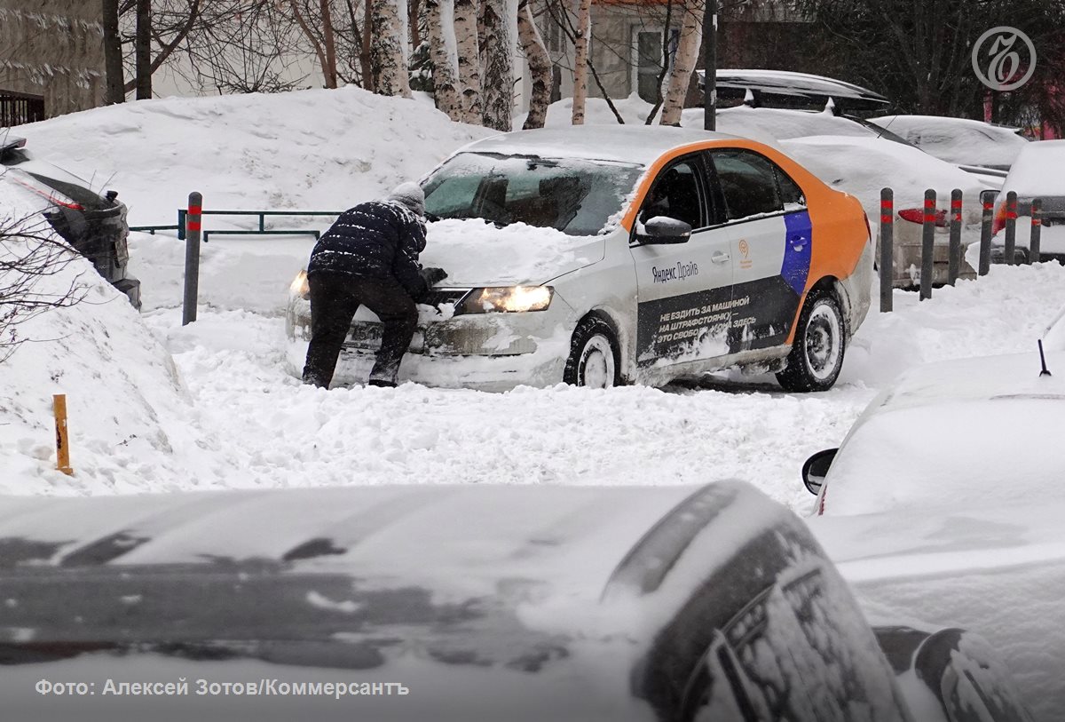 По итогам 2025 года спрос на каршеринг вырос на 10 год к году Россияне предпочитают пользоваться услугами каршеринга на фоне высокой стоимости автомобилей и их обслуживания а также из за роста числа платных парковок Операторы каршеринга отмечают что рынок далек от насыщения и ожидают что спрос продолжит расти чему способствует интерес ко внутреннему туризму и отказ от владения собственным автомобилем Тенденция роста уже заметна В январе 2026 года число чеков на услуги каршеринга выросло на 19 год к году а средний чек на 8 до 719 руб подсчитали в Платформе ОФД Подъем продаж обеспечила холодная и снежная погода когда многие автолюбители предпочитали собственным автомобилям арендованные Ъузнал