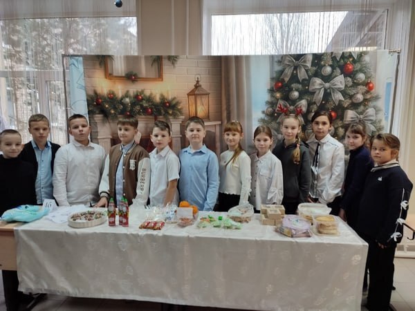 В петроввальской школе 7 зимним праздникам посвятили новогоднюю ярмарку Каждый класс отвечал за свой торговый ряд где царили творчество веселье и душевная теплота создавая неповторимую атмосферу Очень колоритно выглядели Дед Мороз и Снегурочка символы нового года сказочные персонажи Школьная ярмарка это возможность для детей проявить инициативу для родителей по новому увидеть таланты своих детей а для учителей создать с учениками отношения выходящие за рамки учебного времени поделилась новостью и фото классный руководитель 4 Б класса Василина Витько Всем новых сил и вдохновения на добрые дела и отличную учёбу после выхода с каникул А это уже завтра