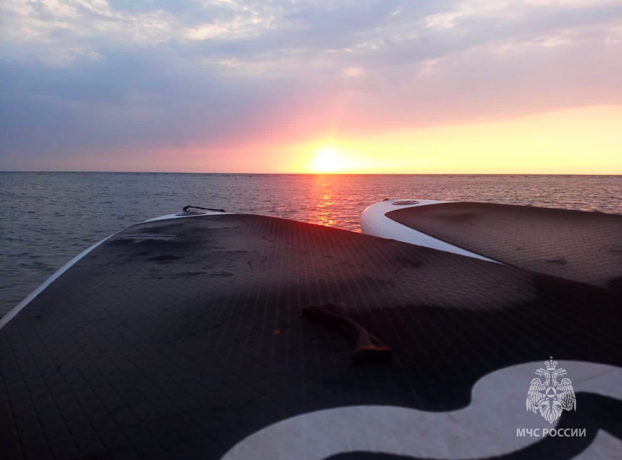 В акватории Черного моря сотрудники МЧС спасли двух сапбордисток  Накануне вечером в спасательный отряд МЧС позвонила женщина и сообщила, что двух девушек 16 и 17 лет уносит в море на сапе. Сочинки вышли в море на закате в районе оздоровительного комплекса «Дагомыс». Во время катания на доске поднялись волны, к тому же они еще потеряли весло. Их уносило течением в сторону центра Сочи. В 21.15 спасатели Центрального подразделения ЮРПСО МЧС России на катере с сиренами и проблесковыми маячками вышли в море. Благодаря тому, что у девушек был с собой телефон, удалось быстро установить их местонахождение: спасатели созванивались с сапбордистками, просили светить фонарем сотового телефона.  Девушек обнаружили на траверзе мкр. Мамайка на удалении около 500 метров от берега. Спасенных эвакуировали в порт Парусного центра, где их забрали родственники. К счастью, помощь медиков юным сочинкам не потребовалась.