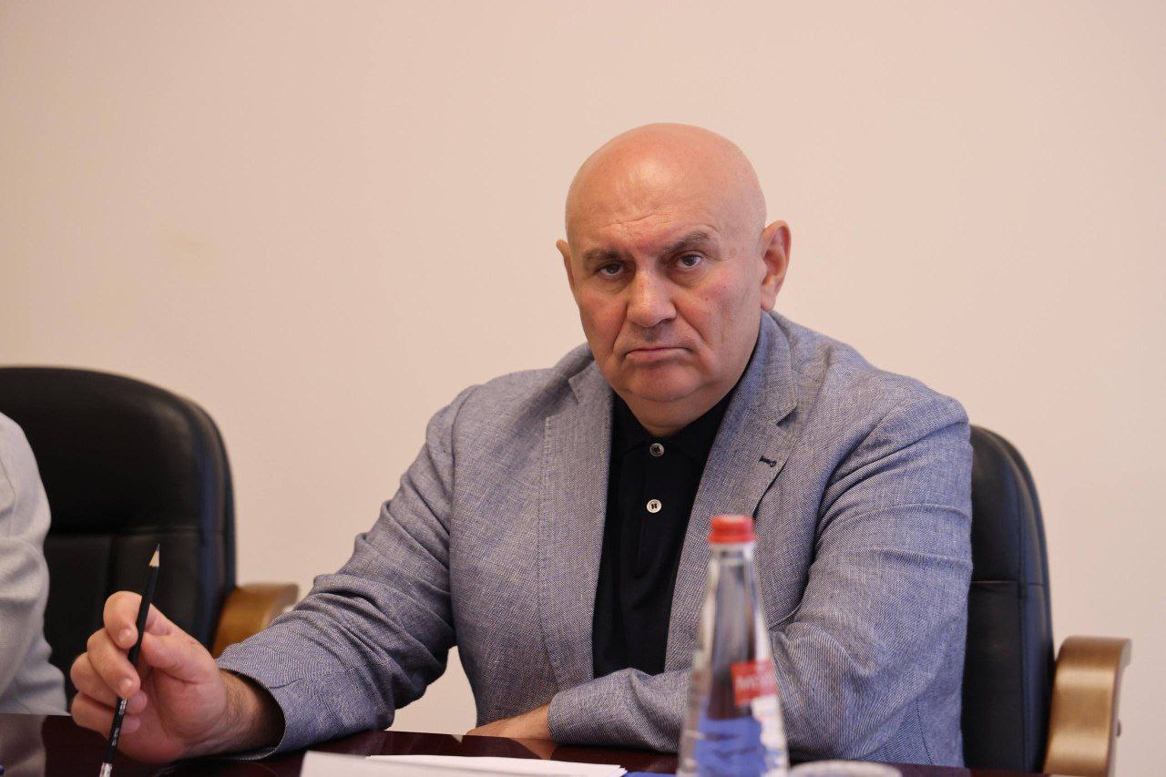 В махачкалинском аэропорту состоялось внеочередное выездное заседание межведомственной рабочей группы по вопросам обращения с ТКО.  В нем приняли участие глава Дагестана Сергей Меликов, заместитель руководителя секретариата вице-премьера РФ Джамбулат Хатуов, генеральный директор Российского экологического оператора Ирина Тарасова, руководители профильных министерств и ведомств республики.  Перед началом совещания делегация осмотрела строящиеся в республике в рамках развития новой системы объекты, в том числе стройплощадки мусоросортировочных комплексов «Хасавюрт», «Махачкала» и «Дербент», а также полигон в Махачкале  Новая Урада .  Создание инфраструктуры в республике начато с 2021 года. Первым шагом была разработка территориальной схемы. Сейчас ведется строительство пяти объектов: трех мусоросортировочных комплексов и двух полигонов. Один полигон мощностью 300 тыс. тонн ТКО в год возведен в 2024 году.  Сергей Меликов подчеркнул важность поддержки федерального центра в реализации этих проектов. На четыре объекта из шести выделено 8,4 млрд рублей из федерального бюджета.  Одной из главных задач является создание достаточного количества контейнерных площадок. За последние два месяца оборудовано более 300 площадок, планируется создать еще более двух тысяч. На эти цели муниципалитетами заложено более 160 млн рублей, а также привлекаются внебюджетные средства.  Хатуов отметил амбициозное развитие республики, несмотря на экономические сложности, и поблагодарил главу региона и его команду за системную работу.  По словам Хатуова, после ввода всех запланированных объектов Дагестан станет не только одним из лидеров на Кавказе, но и в стране в целом по уровню современной инфраструктуры.  «Дагестан реализует масштабные проекты, которые позволят обеспечить современную и эффективную систему обращения с отходами в регионе. Комплексы в Хасавюрте, Махачкале и Дербенте значительно увеличат объем переработки и сократят захоронение. РЭО продолжит оказывать методическую и организационную поддержку для своевременного ввода этих объектов в эксплуатацию», – прокомментировала Ирина Тарасова.  Вице-премьер Нариман Абдулмуталибов представил детальный доклад по мерам решения обозначенных задач.