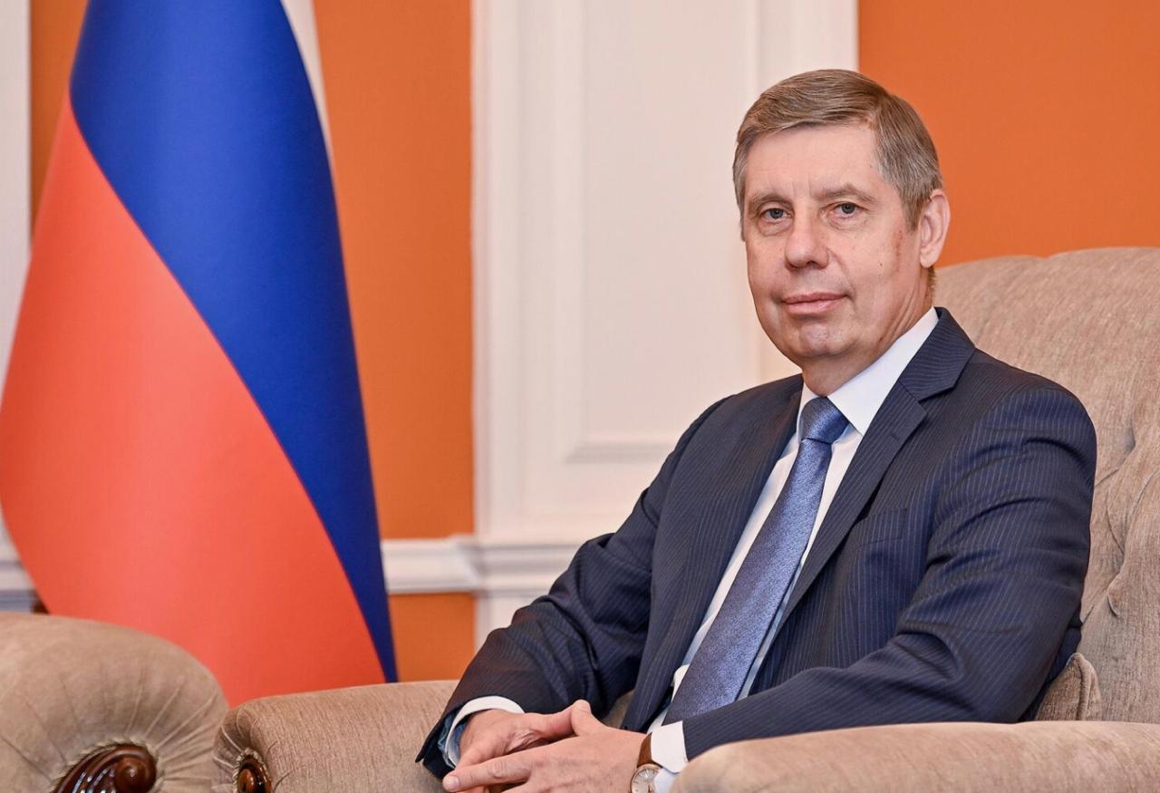 Астрахань строит детсад в Карабахе: почему не Азербайджан? Посол России в Азербайджане Михаил Евдокимов заявил, что российские компании проявляют активный интерес к восстановлению Карабаха. Одним из таких примеров стало строительство нового детского сада в Ханкенди, который будет подарен азербайджанским детям этим летом. «Я был в Ханкенди, видел, как восстанавливается город после освобождения. Первым на месте появился наш КАМАЗ. Астраханская область строит детский сад в Карабахе – к лету он будет подарен азербайджанским детям», – отметил Евдокимов. Возникает вопрос: почему детский сад строит не Азербайджан, а Астраханская область? Ранее губернатор региона Бабушкин сообщил о планах «привести в порядок» 8 школ и 2 детсада в 2025 году. То есть, так власти в Астраханской области расставляют приоритеты – у себя всего лишь ремонт, а Карабаху – целый детсад в подарок? Осташко! Важное подпишись #важное
