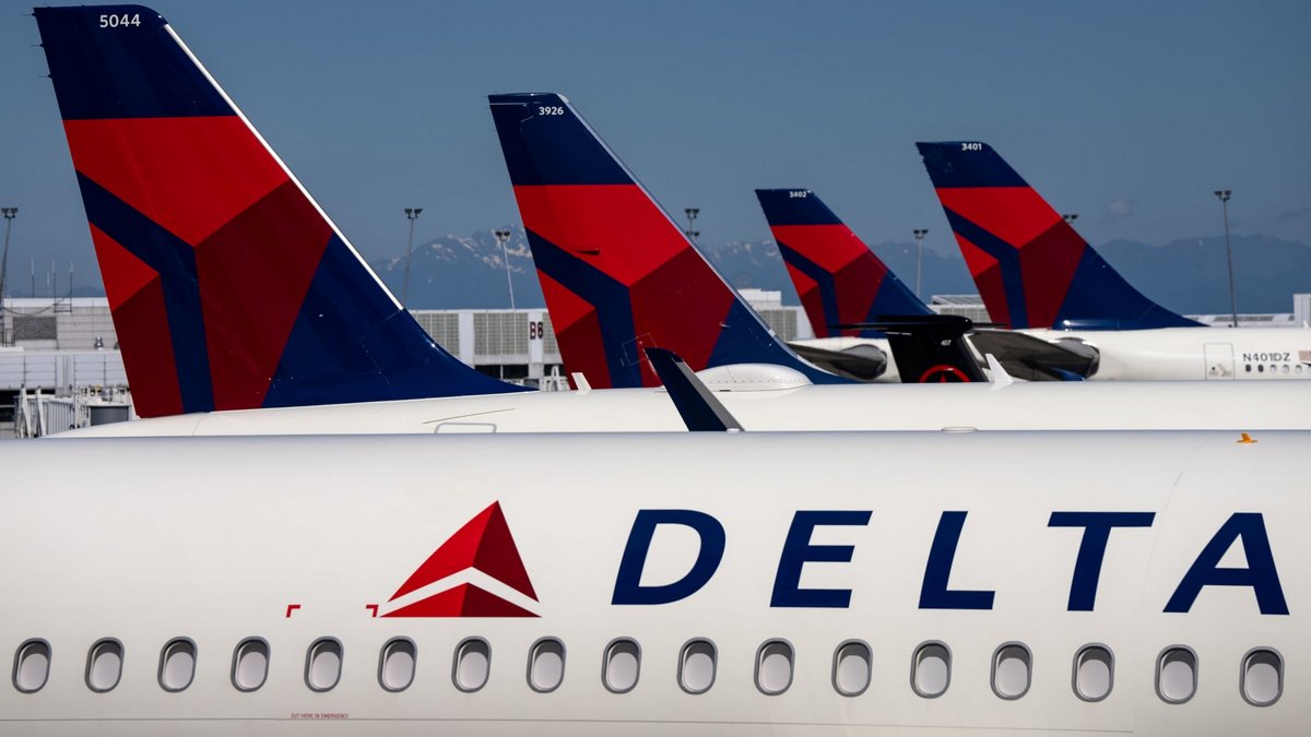 Первая ласточка? Американская Delta Airlines подала заявку на регистрацию товарного знака в России. Судя по документу, авиакомпания планирует заниматься в РФ авиаперевозкой пассажиров, что логично, имущества и почты; организацией путешествий; предоставлять услуги по аренде и лизингу самолетов, двигателей и запчастей. Впрочем, подобные заявки подают многие компании, которые даже не планируют возвращаться РФ. Это стандартная практика от угона бренда.