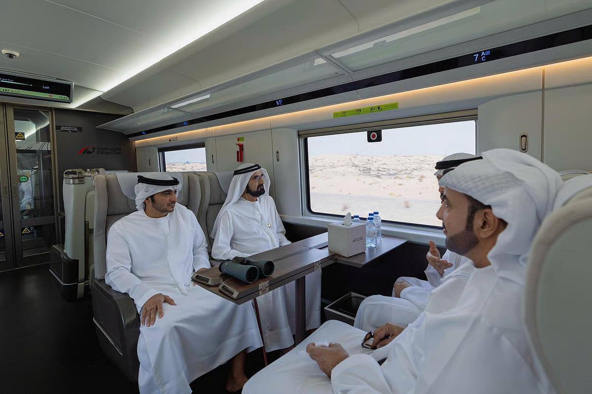 В ОАЭ пустили тестовый поезд Etihad Rail между Дубаем и Фуджейрой. Первую поездку совершил шейх Дубая Мохаммед бин Рашид Аль Мактум.  Сейчас проект находится в финальной стадии строительства — уже готово более 80% железнодорожной инфраструктуры.  Пассажирские перевозки обещают начать в следующем году. Поезда будут развивать скорость до 200 км/ч, примерное время в пути составит:    Абу-Даби — Дубай: 57 минут   Абу-Даби — Рувайс: 70 минут   Абу-Даби — Фуджейра: 105 минут   Дубай — Фуджейра: 50 минут  В перспективе маршрут могут протянуть до границ с Саудовской Аравией и странами Залива, например до оманского города Сухар.