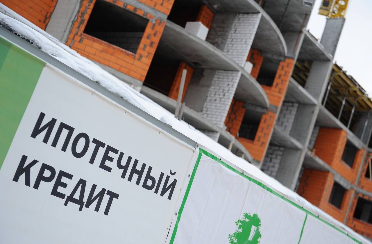Российские банки могут ограничить выдачу льготной ипотеки Минфин предупредил о таких рисках после того, как на рынке прекратили практику взимания комиссий с застройщиков. В результате кредитные организации могут ужесточить условия программ включая семейную — например, повысить размер первоначального взноса для более рискованных заёмщиков. Отказ от комиссий начался в мае 2025 года. Ранее застройщики, желая участвовать в госпрограммах, были вынуждены доплачивать по 4–10% годовых за каждую квартиру, фактически участвуя в субсидировании ставок. Эти издержки девелоперы включали в цену жилья.