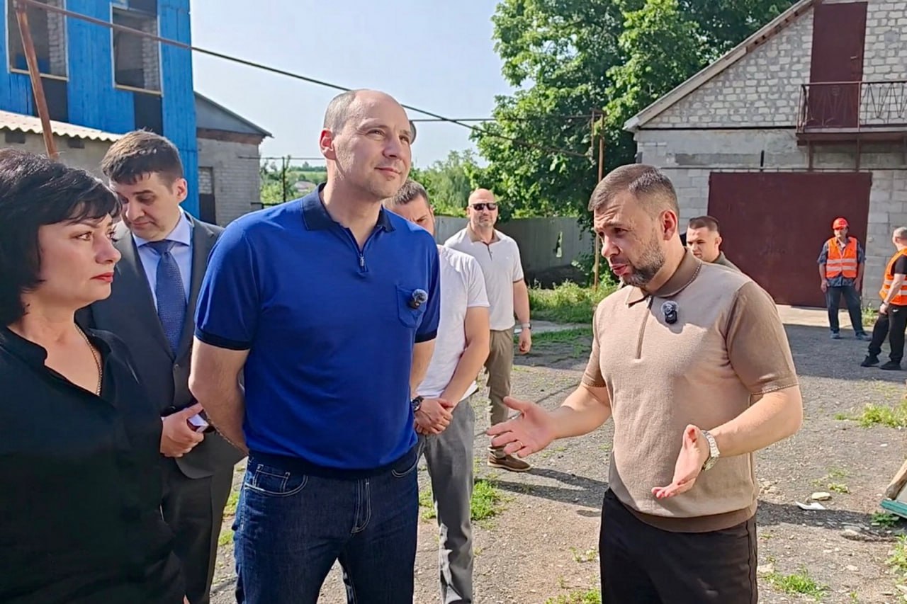 Делегация правительства Свердловской области во главе с врио губернатора Денисом Паслером работает второй день в Тельмановском районе ДНР, которому оказывает шефскую помощь в восстановлении инфраструктуры. Денис Паслер осмотрел детские городки, которые строят специалисты со Среднего Урала. В Тельманово строители делают капитальный ремонт здания единой дежурно-диспетчерской службы. Глава Среднего Урала поручил завершить капремонт до конца 2925 года. Также Паслер передал Центральной районной больнице Тельмановского района современное медоборудование. Техника закуплена на средства благотворительного проекта «Екатерининская Ассамблея». В ходе рабочей встречи с Денисом Пушилиным Денис Паслер обсуил ремонт и восстановление дорог. Глава ДНР называл этот вопрос самым актуальным, потому что дорогами местные жители пользуются каждый день. Паслер в свою очередь обещал, что свердловчане выполнят весь согласованный перечень работ. «Наш регион по праву носит звание Опорного края державы. Передовая в промышленности, транспорте, науке и других сферах Свердловская область является опорой и для всех граждан страны, в частности, из нашей подшефной территории. Мы видим, в каких условиях живет муниципальный округ и как сильно им нужна помощь. Конечно, работы предстоит еще много, но мы готовы к этому и в полной мере окажем поддержку нашей подшефной территории», - резюмировал Денис Паслер. , : Денис Паслер