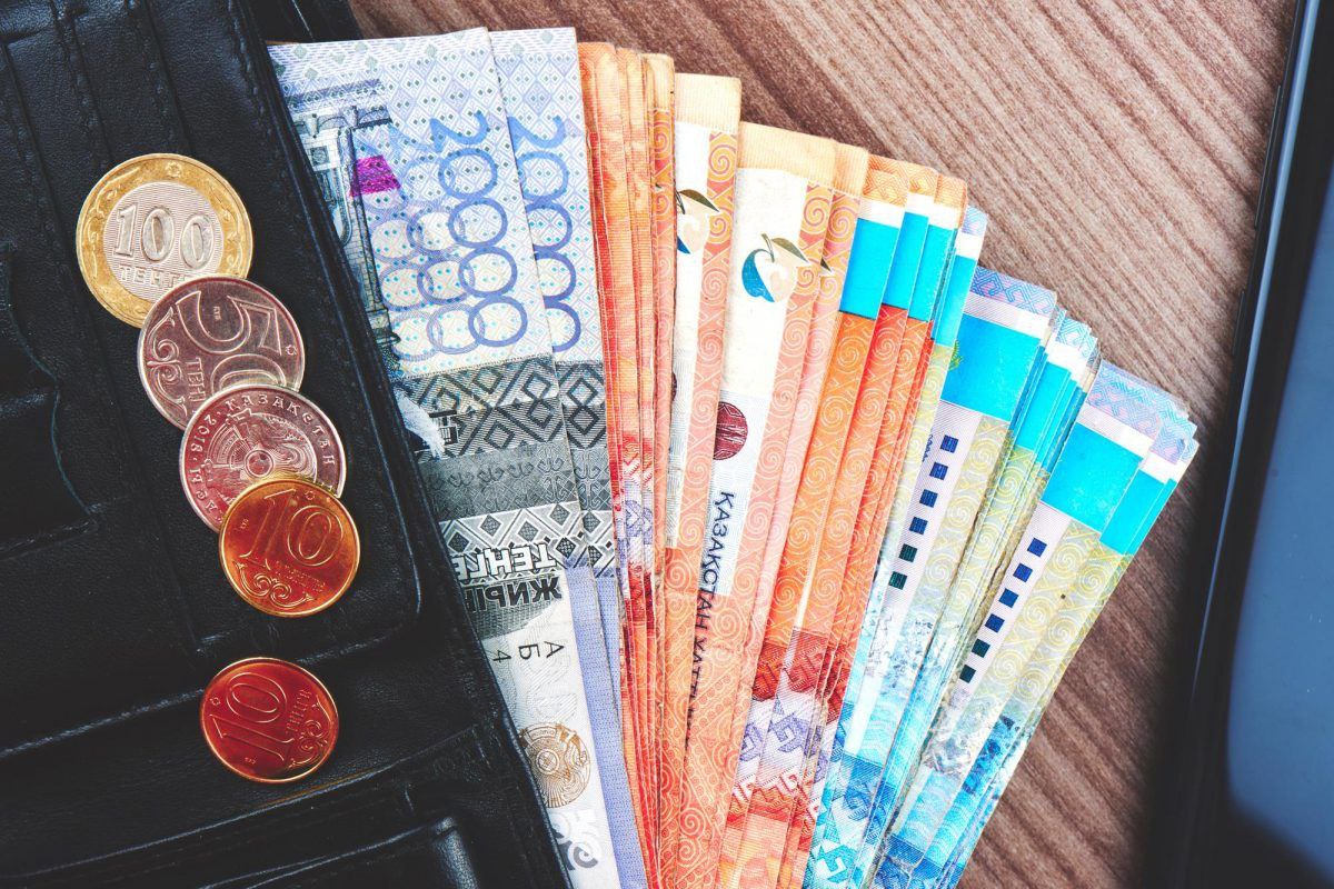 Нацбанк планирует продать до 1 млрд долларов из Нацфонда в мае Курс в апреле снизился до 512,48 тенге за доллар. Национальный банк не выходил с интервенциями, но продолжил продажи валюты из Нацфонда — на сумму почти 1 млрд долларов. В Национальном банке прокомментировали ситуацию на валютном рынке за апрель. Курс тенге за месяц ослаб на 1,6% и составил 512,48 тенге за доллар. По данным Национального банка, в ближайшее время динамика курса будет зависеть от ситуации на мировых рынках, геополитики и квартальных налоговых выплат. Фото: freepik /CentralMediaNews