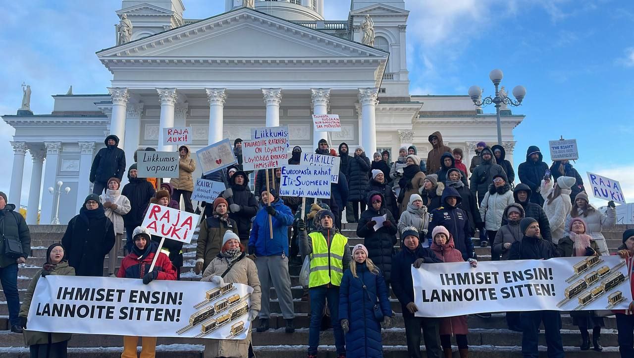 В городах Финляндии прошли митинги против закрытия восточной границы  с Россией . Основные требования, выдвинутые митингующими – открытие границы для легальных путешественников:  Если для грузов решение найдено, оно должно быть найдено и для людей: люди – важнее удобрений.  Напомню, минеральное-химические удобрения в настоящее время не подпадают под санкции, так как являются критически важным сырьем, и продолжают вывозиться из России через Финляндию.  Организатором митингов выступило Александровское общество. Ранее активисты смогли преодолеть бюрократические барьеры и разместили петицию в Европарламент, призывающую Европейскую комиссию издать постановление для правительства Финляндии с целью исправления предположительно незаконных действий.     Мурманск.ру