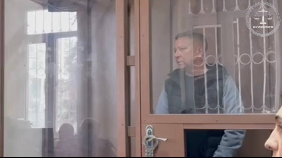 Имущество бывшего главы Крымского района Сергея Леся обращено в доход государства По данным прокуратуры с июня 2017 по октябрь 2025 года Лесь использовал свое положение и полномочия для капитализации собственных активов права собственности на которые он оформлял на аффилированных лиц и родственников За 8 лет неподтвержденные доходы ответчиков составили более 180 000 000 рублей а по возмездным сделкам приобретено имущество на общую сумму более 350 000 000 рублей Часть имущества к настоящему времени отчуждена а денежные средства полученные от продажи и использования имущества обращены Лесем в свою пользу и в пользу близких ему лиц В доход государства с ответчиков взысканы транспортные средства объекты недвижимости и земельные участки Также в доход Российской Федерации с ответчиков в качестве эквивалента за отчужденное имущество взысканы денежные средства в размере более 70 000 000 рублей Сергей Лесь был арестован 12 октября по делу о злоупотреблении должностными полномочиями свои фото видео и истории присылайте нашему боту prostokrd bot Подпишись на наш канал в Telegram MAX