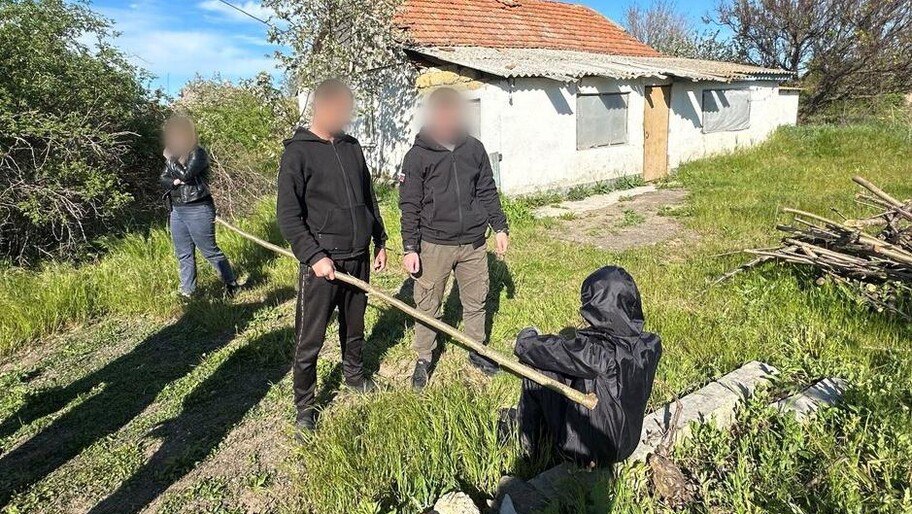 Напился и избил веткой собутыльника. Житель Геническа предстанет перед судом за убийство Жителю Геническа грозит до 15 лет тюрьмы: он предстанет перед судом за избиение знакомого, которое привело к смертельному исходу, сообщила пресс-служба Прокуратуры Херсонской области. «По версии следствия, в середине апреля текущего года в дневное время обвиняемый, находясь в одном из домовладений, расположенного в поселке Чонгар, распивал спиртные напитки совместно со своим знакомым. На фоне употребления алкоголя между ними произошел словесный конфликт, в ходе которого мужчина, вооружившись веткой дерева, нанес множественные удары по голове своего оппонента», — пояснили в ведомстве. Фото: пресс-служба Прокуратуры Херсонской области , VK и ОК и читайте новости на нашем сайте