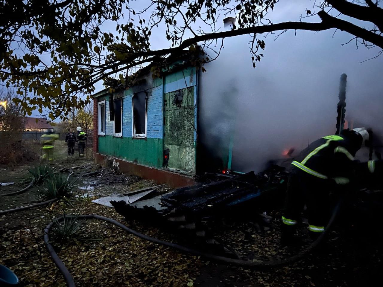 Спасатели Старостаничного пожарно-спасательного подразделения оказали помощь в ликвидации возгорания жилого дома  11 ноября в хуторе Красновка в переулке Невского произошло возгорание жилого домовладения.  Оперативному дежурному поступил вызов с номера 112 о том, что требуется помощь спасателей.  По прибытию к месту вызова спасатели оказали помощь пожарным в ликвидации возгорания жилого домовладения. Пострадавших нет.  Причина возгорания устанавливается.