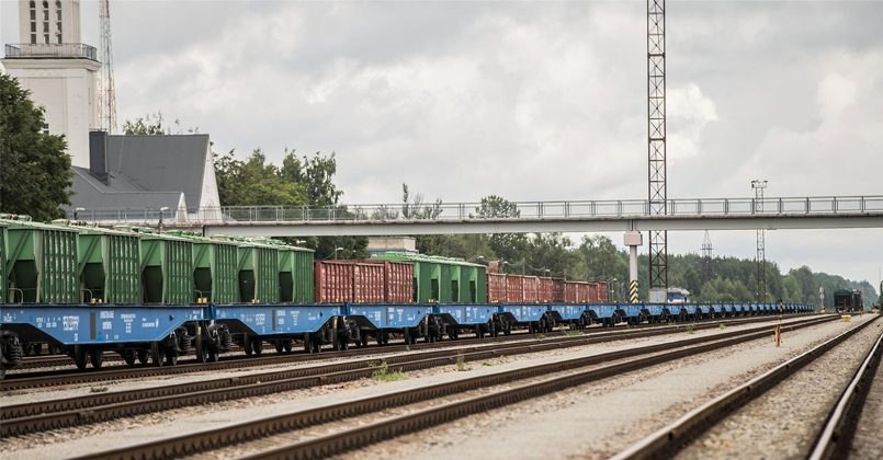 Железная дорога Эстонии несёт растущие убытки из-за санкций против России  По данным Министерства климата, в 2016 году они составляли около 5 миллионов евро, в 2023-м — 30,7 миллиона, а к 2030 году могут достичь 50 миллионов.  Руководитель по коммуникациям Eesti Raudtee Моника Лиллес связала падение объёмов перевозок сначала с пандемией, а затем с санкциями против России.  Начальник отдела дорог и железных дорог министерства Айн Таттер пояснил, что термин «убыток» юридически верен, но фактически речь идёт о расходах на содержание общественной инфраструктуры. Для самоокупаемости, по его словам, нужно перевозить 20–25 миллионов тонн грузов, тогда как сейчас объём — лишь 3 миллиона.  «Если мы видим, что со стороны третьих стран, то есть России, этот объём не поступает, то самоокупаемости мы точно не достигнем», — отметил он.  В этом году убытки составят около 35 миллионов евро.