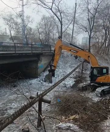 ‼ Тысячи кубометров мусора вывезли с расчищенного русла реки в Благовещенске  Почти 7000 кубометров мусора за месяц вывез подрядчик, расчищавший русло реки Бурхановки в Благовещенске. Основная часть отходов - это продукты жизнедеятельности людей.   "Повторять о том, что река - это не мусорный контейнер, не буду. Но надеюсь, вложенные усилия не пройдут даром. Ведь Бурхановка - один из основных каналов отвода воды с территории города", - написал в социальных сетях глава Благовещенска Олег Имамеев.  Кроме того, в этом году продолжат работы по ремонту канализационных колодцев и замене участков водопроводной сети. Помимо прочего, специалисты зайдут на ремонт водопровода на улицах Мухина  от Пролетарской до ж/д переезда  и Горького  в районе улиц Артиллерийской, Новой и Загородной .   ТЕЛЕПОРТ.РФ – здесь все об Амурской области  Написать нам