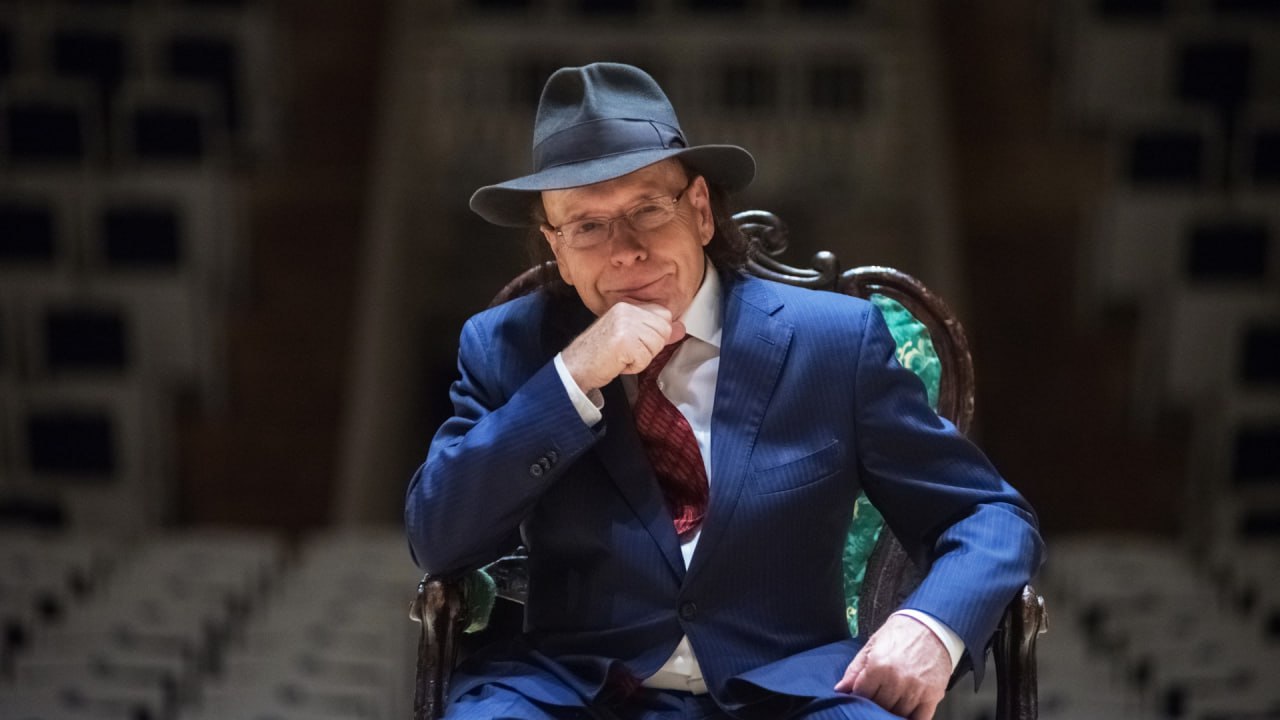 В Концертном зале Колизей состоится авторский вечер одного из самых известных современных писателей драматургов и историков Эдварда Радзинского В программе моноспектакль импровизация Голоса сквозь столетия