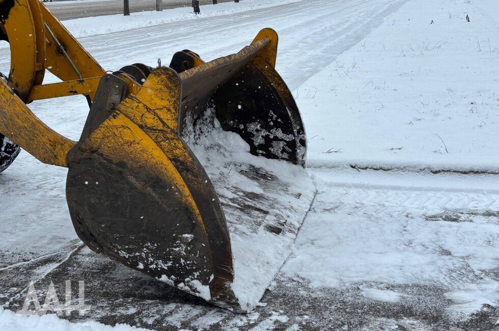 Дорожники ДНР вторые сутки держат оборону против снежной стихии Дежурные бригады работают в усиленном режиме на всех региональных и межмуниципальных трассах всего задействовано около 90 единиц спецтехники К утру было расчищено более 2 тыс км дорог обработано противогололедными материалами свыше 900 км опасных участков Читать полностью  Подпишись на нас в MAX