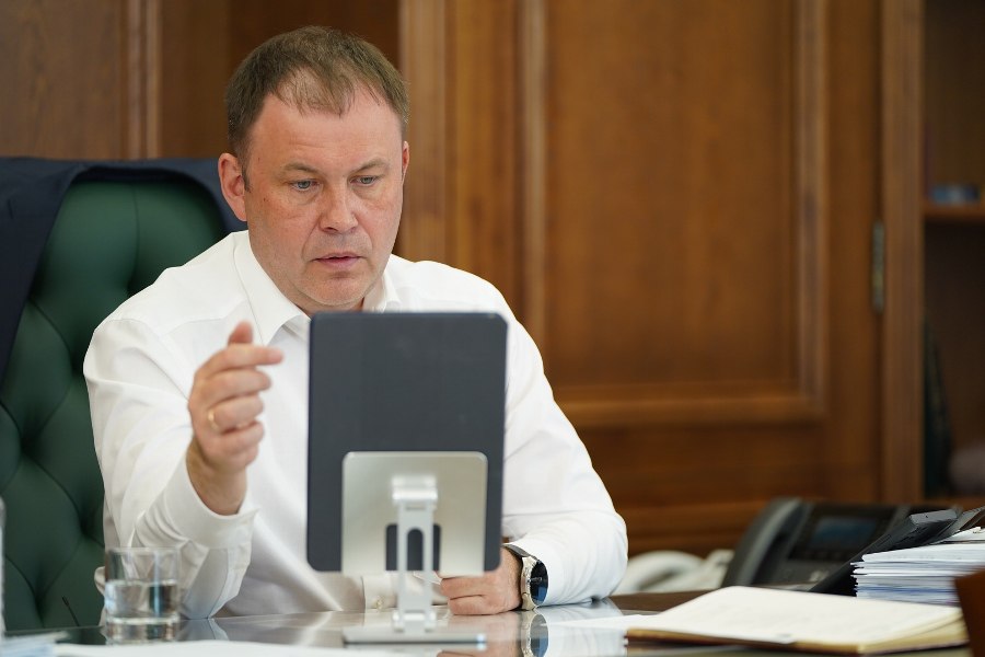 Губернатор Кузбасса рассказал о ситуации в угольной отрасли Илья Середюк в ходе прямого эфира в социальных сетях ответил на вопрос о ситуации в угольной отрасли Глава региона отметил что большое число угольных предприятий сегодня работает с отрицательной рентабельностью Остальные основную часть выручки направляют в первую очередь на выплату заработной платы и поддержание работы предприятий Много вопросов в соцсети главы региона поступило по выплатам задолженности перед угольщиками Как сообщил губернатору директор компании Северный Кузбасс Станислав Лупий полностью выплатили отпускные за июль и август алименты за август и сентябрь Выплаты проводятся ежедневно в соответствии с поступлением средств за реализованную продукцию   kuzzbas ru news economy 77342 html