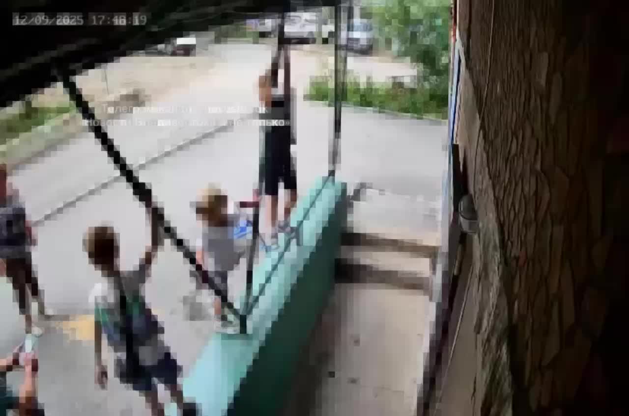 Во Владивостоке пенсионерка агрессивно нападает на детей, полиция бездействует