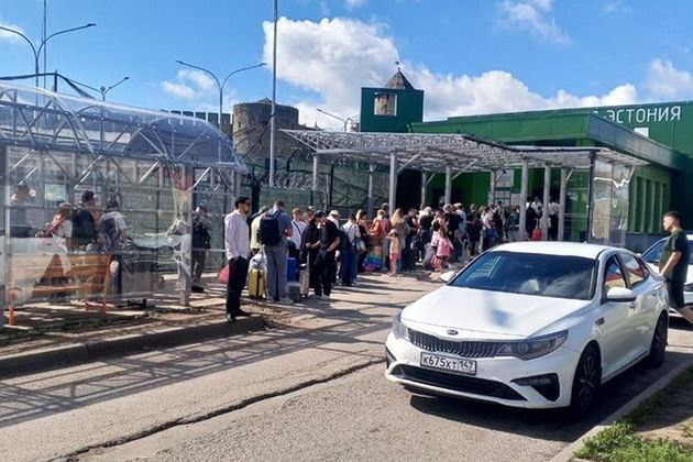 Эстонские пограничники не дают гражданам попасть в РФ, образовались очереди. Эстонские пограничники не разрешают гражданам республики пройти в Россию через погранпереход Нарва — Ивангород, из-за чего там образовались многокилометровые очереди. В частности, туристы жалуются, что им приходится стоять в многокилометровых очередях на границе по 8-10 часов под палящим солнцем. Многие из них даже берут с собой раскладные стулья. А кто-то и вовсе продает свое место в очереди за 80 евро около 7300 рублей . Кроме того, эстонские власти перекопали мост Дружбы, который соединяет две страны, так что теперь по нему невозможно проехать на автомобиле. При этом российские пограничники не препятствуют пересечению границы.