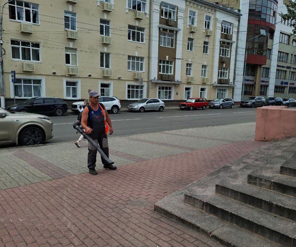 В городе продолжается уборка улиц. Как сообщили в комитете ЖКХ, в ней участвуют 64 специалиста и 57 единиц техники. Рабочие очищают дороги, тротуары, остановки и прилегающие территории от мусора, пыли и грязи. Проводятся влажная уборка и покос травы вдоль проезжей части. Кроме того, ещё 12 единиц техники и 42 специалиста убирают парки, скверы и площадки. Они моют дорожки, чистят урны и восстанавливают порядок на газонах.