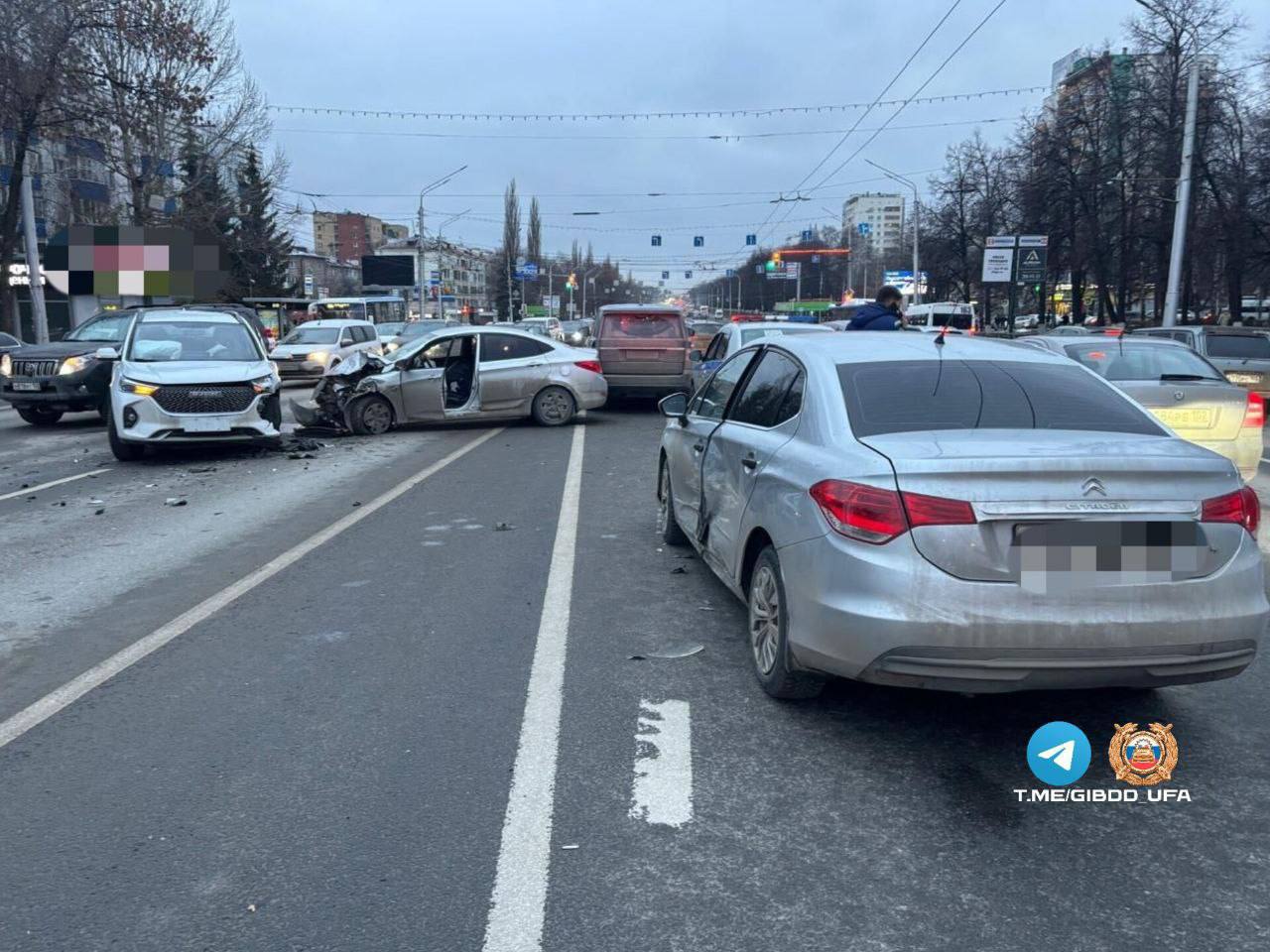 В Уфе на проспекте Октября произошло массовое ДТП. Столкнулись четыре машины.   «Хендай» ехал по проспекту в сторону 50 лет СССР,  в зоне разворота столкнулся сначала с «Ситроен», потом с «Хавал», а после — «Ленд Ровер».   Пострадали водители «Хавал» и «Хендай». Их госпитализировали.