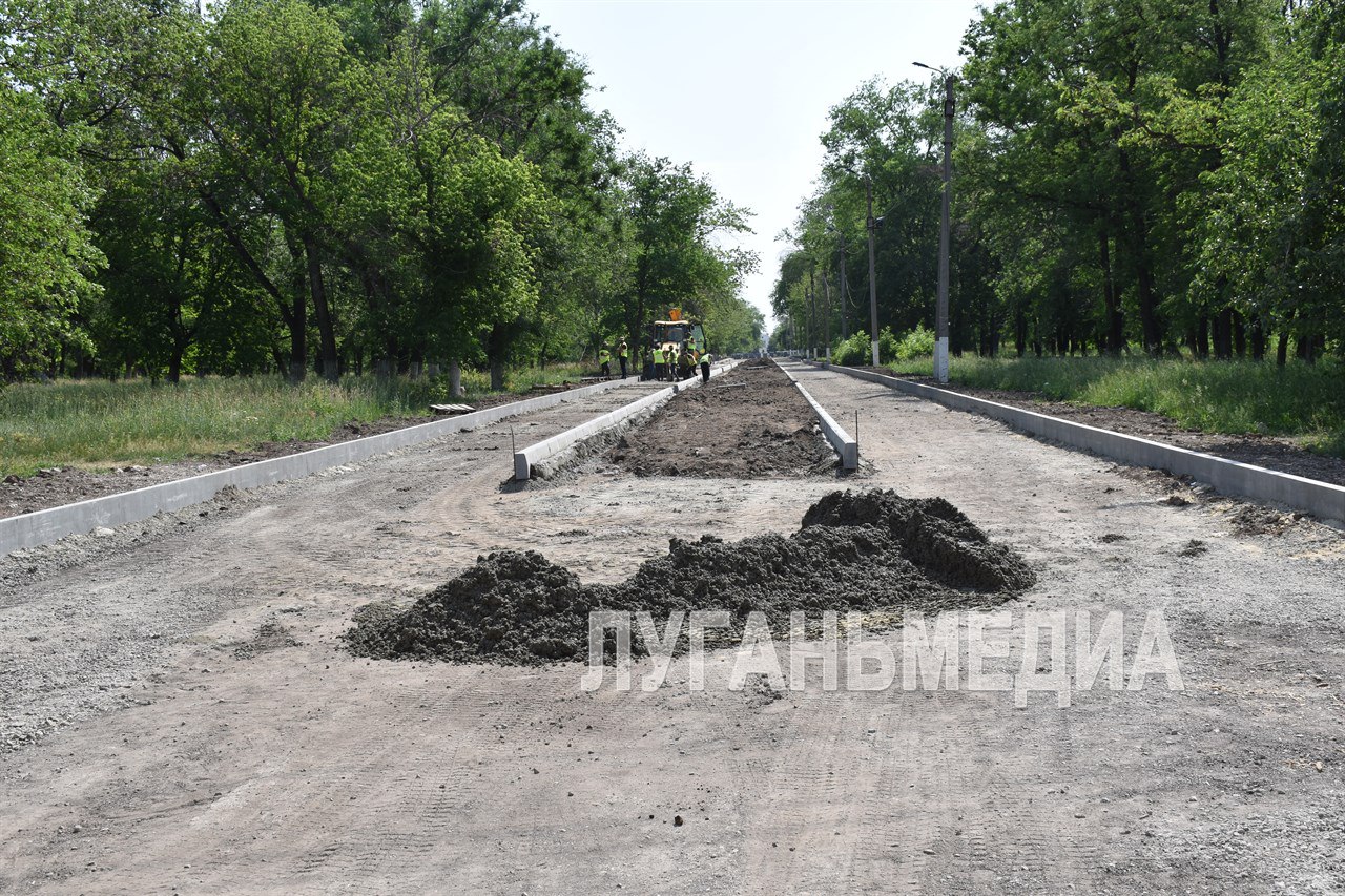 В Перевальске благоустраивают парк имени Воровского Центральный парк муниципалитета стал одним из пяти проектов, которые обновят в 2025 году в ЛНР в рамках федерального проекта «Формирование комфортной городской среды» национального проекта «Инфраструктура для жизни». Сегодня ход ремонтных работ проинспектировали начальник отдела по реализации национальных проектов Минстроя ЛНР Елена Столбенко и первый заместитель главы администрации Перевальского округа Павел Половинка. - Проект, в рамках которого обновляют парк, направлен на достижение одной из ключевых целей, поставленных Президентом России Владимиром Путиным, – создание комфортной и безопасной среды для жизни. Он позволяет привлечь жителей к благоустройству своего города. Мы видим, что наши граждане не равнодушны в стремлении сделать республику лучше, и это несомненно, радует, - отметила Елена Столбенко. Оставшуюся часть займет плитка, выполняющая функцию велодорожки. В финальном виде парка изменится также входная группа, появятся новые лавочки, навесы – все для комфортного отдыха жителей и гостей города. Вконтакте Одноклаcсники