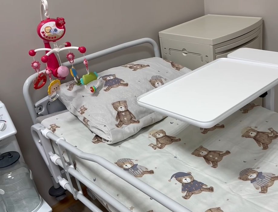 В Макеевке на базе детской клинической больницы открылось отделение паллиативной медицинской помощи Паллиативное отделение в Макеевке первый в республике специализированный стационар такого профиля для детей Здесь созданы все условия для оказания возможной помощи неизлечимо больным детям Организована необходимая инфраструктура в соматическом корпусе больницы завершён косметический ремонт Обеспечено современное оснащение В рамках мероприятий комплекса Развитие системы оказания паллиативной медицинской помощи входящего в государственную программу Развитие здравоохранения учреждение оснащено современным оборудованием Сформированы кадры Работает выездная патронажная бригада а сотрудники постоянно повышают квалификацию на ведущих федеральных площадках в Москве Екатеринбурге Грозном Южная служба новостей