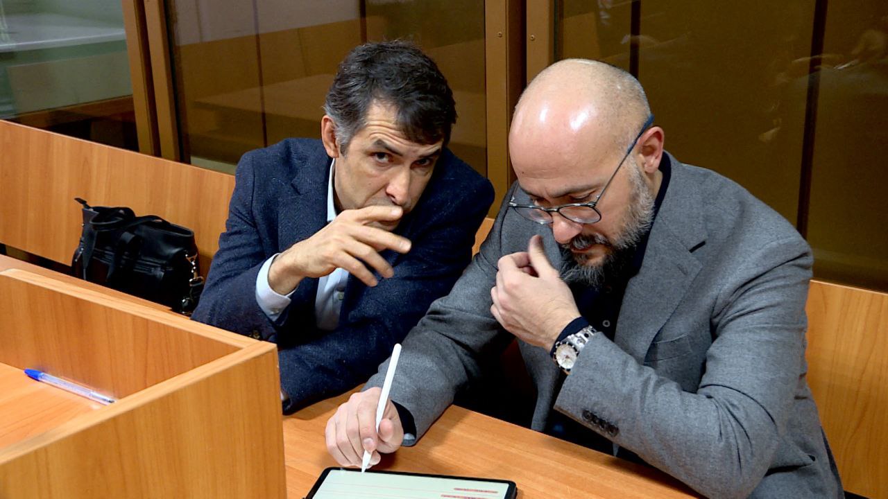 Пуховый Король Олег Гремпель останется под домашним арестом В Ленинском районом суде Оренбурга экс учредителю ООО Фабрика оренбургских пуховых платков продлили меру пресечения до 11 марта 2026 года Напомним Олега Гремпеля взяли под стражу в мае этого года До 8 июля он находился в СИЗО позже его перевели под домашний арест на время расследования Его обвиняют в мошенничестве в особо крупном размере В деле два эпизода Первый по версии следствия Гремпель участвовал в финансовых махинациях с ценными бумагами и кредитами банка Оренбург Сумма ущерба оценивается больше чем в миллиард рублей Средства были получены для реализации инвестиционных проектов в том числе для строительства индустриального парка Оренбургский пуховый платок чьи помещения в основном используются под аренду и торговлю Второй эпизод получение 69 млн рублей субсидии от федерального минпрома за счет чего гасились проценты Начиная с февраля 2023 го Гремпель в одностороннем порядке прекратил исполнять свои обязательства по кредитным договорам Теперь бывшему учредителю оренбургской пухфабрики грозит лишение свободы на срок до 10 лет ВЕСТИ ОРЕНБУРЖЬЯ в telegram в MAX